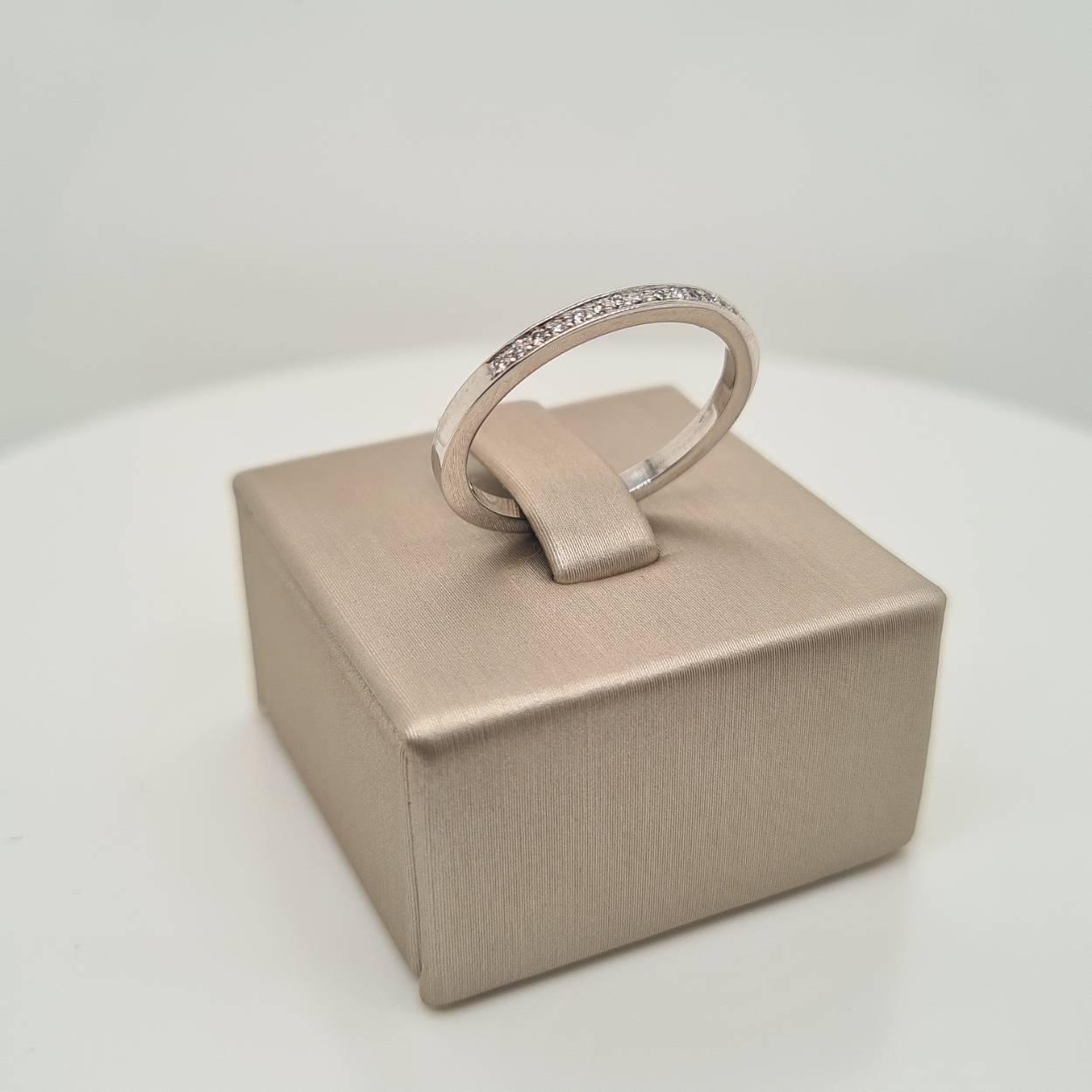 Prachtige 14krt witgouden ring met diamanten 0,12crt H Si.

Deze ring is maat 57 (18), heeft u interesse in een andere maat? Neem dan contact met ons op.