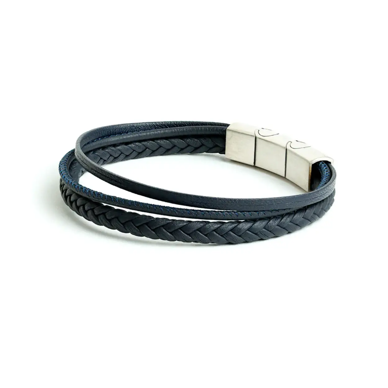 De Arte Blue armband is volledig gemaakt van hoogwaardig Italiaans nappaleer en gepolijste zilveren roestvrijstalen elementen. Het Italiaanse leer is ongelooflijk soepel en zacht op je huid. Hij is afgewerkt met een roestvrijstalen sluiting en is verkrijgbaar in de maten XXS t/m XXL

lengte op voorraad: 19-20,5 cm