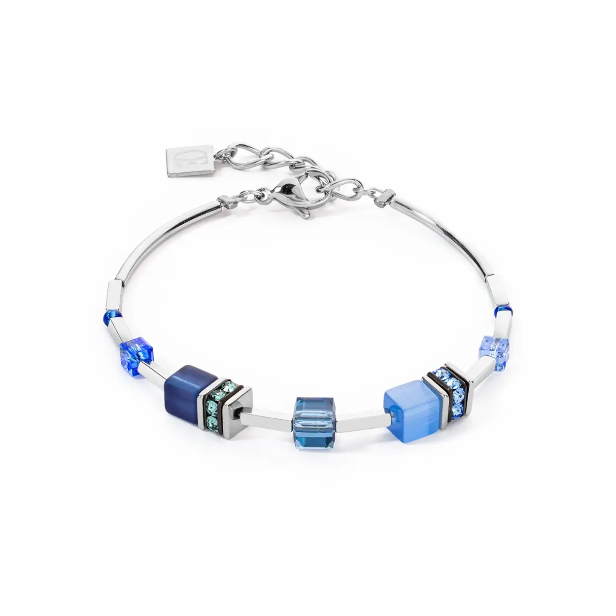 De GeoCUBE® Iconic Lite- Stalen armband in blauw is de perfecte mix van lichtheid en elegantie met een casual touch. Het belichaamt op slimme wijze de samensmelting van hoogwaardige materialen en tijdloos design die typerend is voor COEUR DE LION. Het hart van deze armband wordt gevormd door de iconische GeoCUBES®, verkrijgbaar in een breed scala aan must-have kleuren.

Elk sieraad dat u bij COEUR DE LION bestelt, wordt u geleverd in een premium designetui en met een certificaat van echtheid.