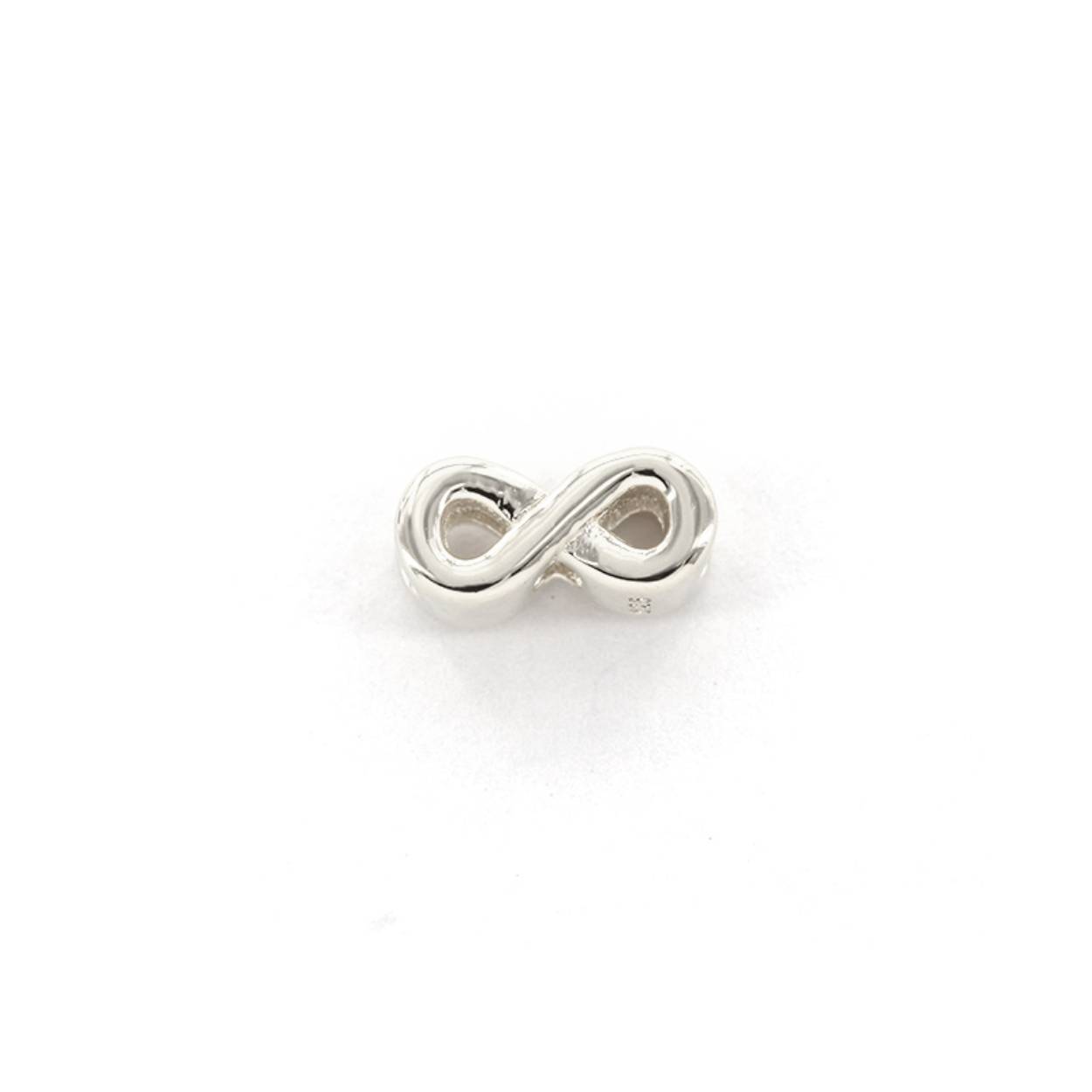Voor deze hanger heb je een Imotionals ketting nodig. Imotionals kettingen hebben een klein oogje dat door de hanger past.

De collectie hangers en bedels van Imotionals bestaan uit initialen en symbolen. Kies je collier en bedel(s) naar keuze en creëer zo je gepersonaliseerde Necklace.  Je schuif de bedel aan het collier, de lengte kun je zelf bepalen, en hoe leuk is is om 2 of 3 lengtes samen te dragen. Creëer your own Necklace Party.

Imotionals is een zilveren sieradenlijn bestaande uit dunne colliers en hangertjes, het laatste in de vorm van initialen en symbolen. waarmee je door middel van colliers, initialen en symbolen expressie geeft aan jou gevoelens of gedachten.

Mix & match de bedeltjes aan je favoriete ketting..

Ook mega leuk om te geven als cadeautje. Get it before it's gone!