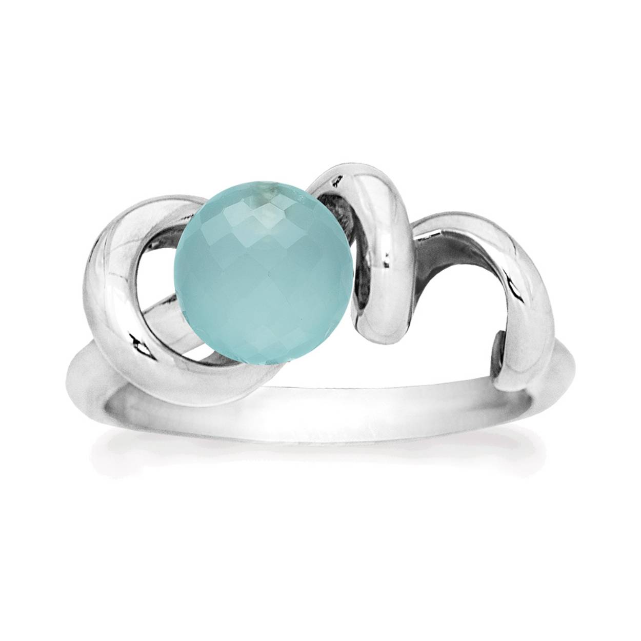  Deze sterling zilveren ring bevat in het midden van de draaiing een 8 mm gefacetteerde Chalcedoon.

Let op: Deze zuivere, natuurlijke materialen zijn volstrekt uniek. Ze verschillen in kleur en hebben unieke insluitsels en kenmerken 
waaraan hun ouderdom en natuurlijke schoonheid te zien zijn.

Het Deense sieradenmerk Rabinovich is een onderscheidt zich door gebruik te maken van echte edelstenen in combinatie met zilver, verguld zilver en zilver met gouden elementen. Daarbij wordt er gebruik gemaakt van strakke en ronde vormen en verschillende kleuren parels en stenen. Het zilver wordt op dusdanige manieren gebruikt dat het niet alleen de bekende glanzende zilverkleur heeft, er wordt ook veelvuldig gebruik gemaakt van geoxideerd zilver wat de prachtige vaak wat wat meer matte zwart zilveren kleur oplevert. De passie van Rabinovich? Dromen vastleggen, gedachten te grijpen en beide omzetten in mooie en vrouwelijke sieraden. Let op: Deze zuivere, natuurlijke materialen zijn volstrekt uniek. Ze verschillen in kleur en hebben unieke insluitsels en kenmerken waaraan hun ouderdom en natuurlijke schoonheid te zien zijn.