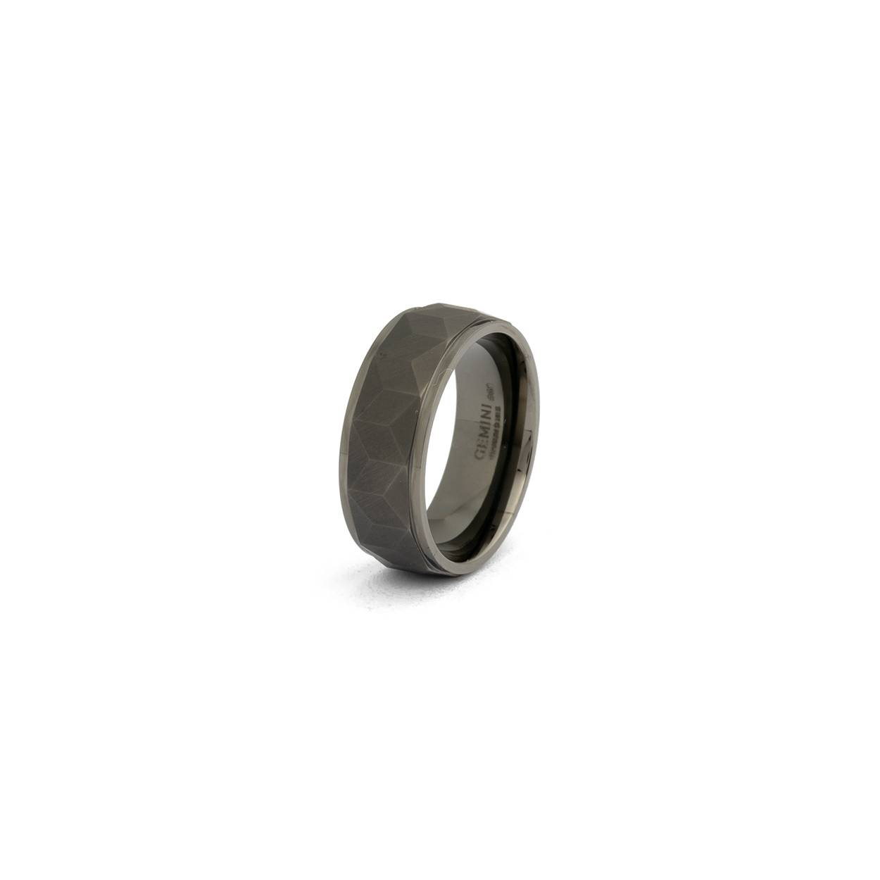 De ring heeft een comfortabele pasvorm en is zeer comfortabel om te dragen. Door het lichtgewicht titanium draag je deze ring zonder problemen dag in dag uit.

De naam 'Timor' is afgeleid van het Latijn en betekent 'een object dat angst inboezemt'. Dit is een verwijzing naar de ruwe, gefacetteerde afwerking aan de buitenkant van deze titanium ring. 