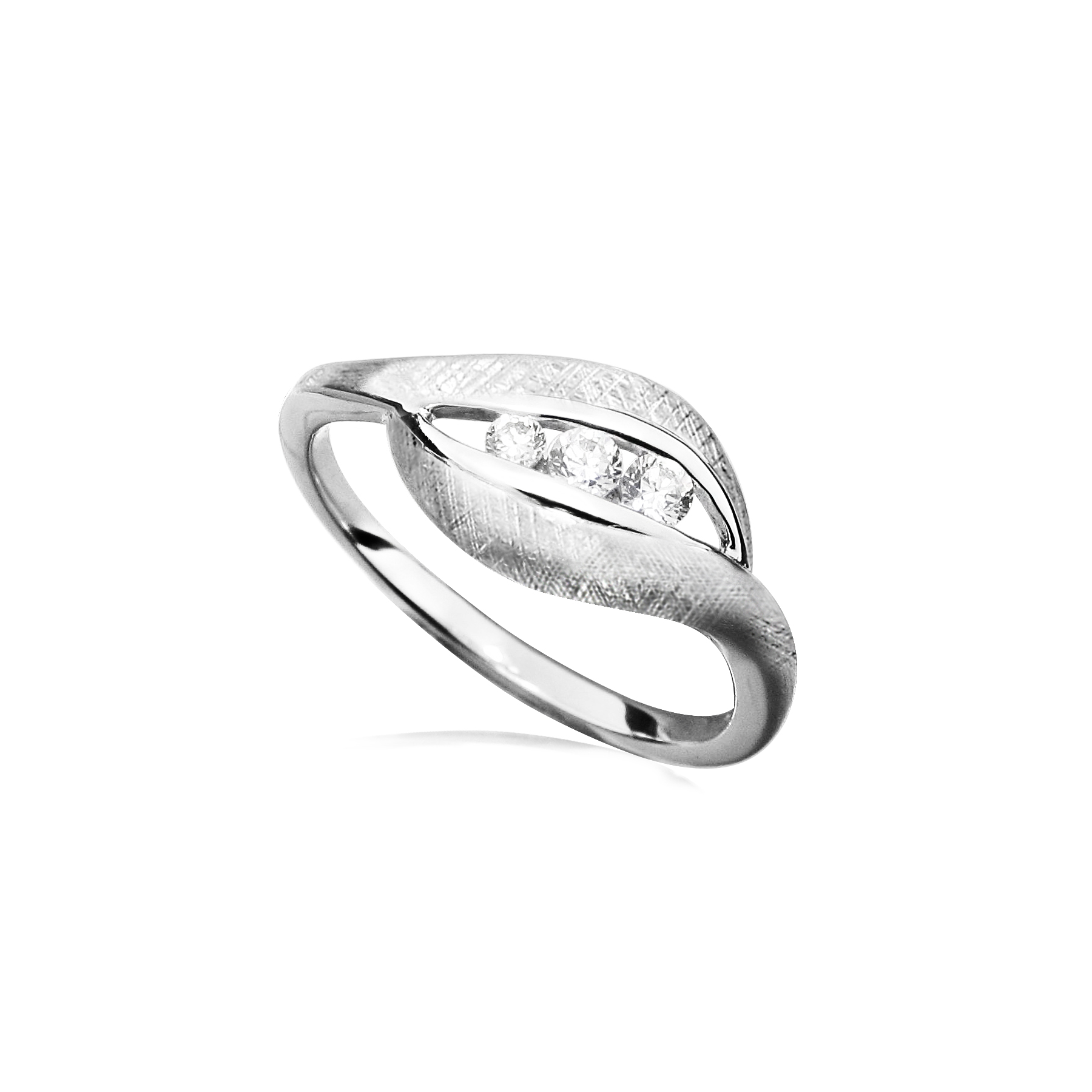 Deze 925 zilveren ring is mooi en sierlijk ontworpen. De ring is gedeeltelijk glad gepolijst en gedeeltelijk gematteerd, dit zorgt voor een bijzondere uitstraling. De briljant geslepen zirkonia stenen zorgen voor de nodige schittering. Dit sieraad is onderdeel van een onwijs leuk setje van een ring, hanger en oorsieraden.

Set productnummers:
Ring: R015
Hanger: H015
Oorsieraad: O015
