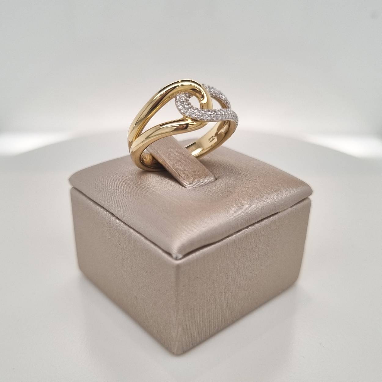 Prachtige 14krt gouden ring met diamant 0,29crt VSI/TW. De maat van de ring is 55 (17,5).

Heeft u een andere maat? Neem dan gerust contact met ons op.

Tevens leverbaar bijpassende oorsieraden en hanger.