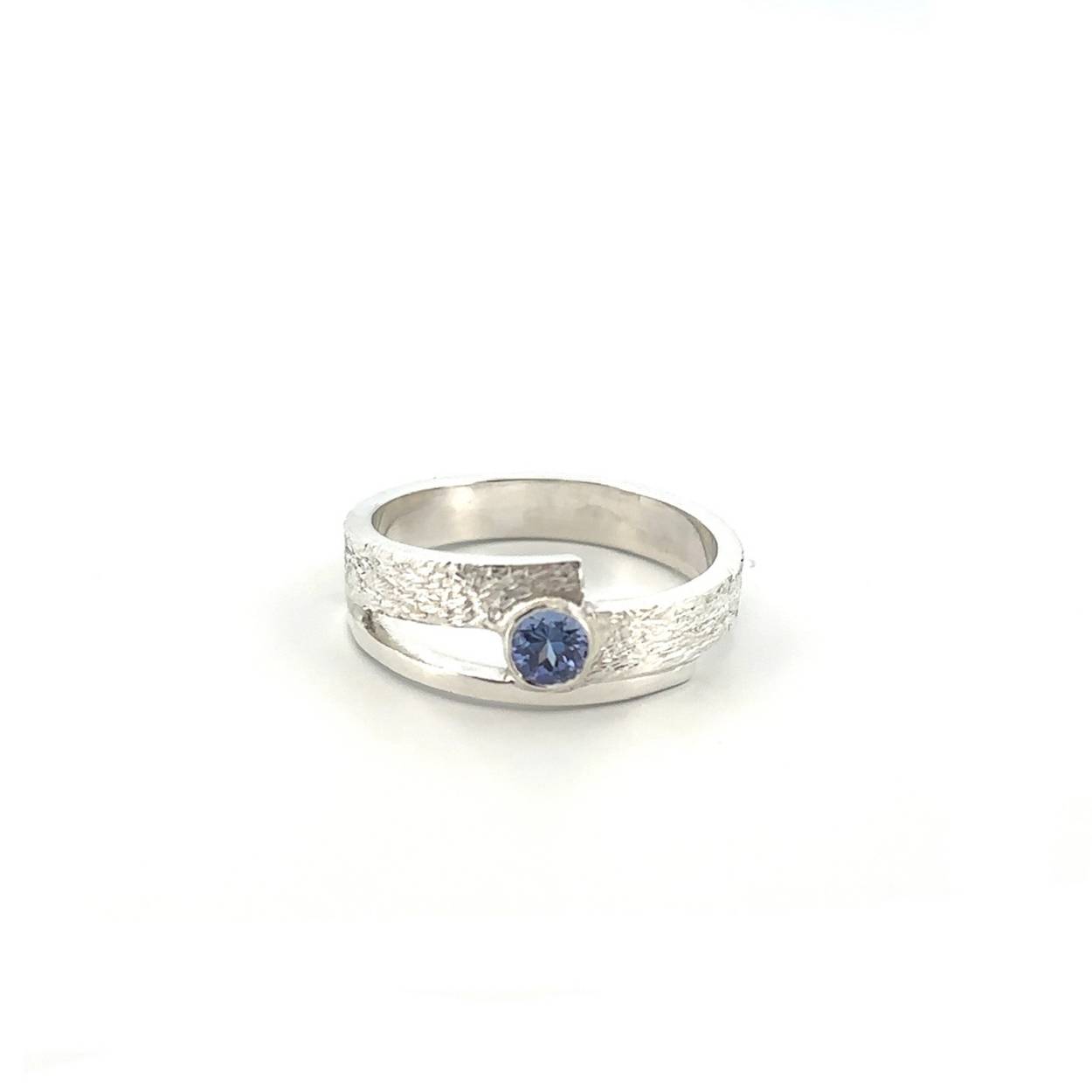 Het contrast tussen de ruwe structuur van het zilver en het glanzende deel  maakt deze ring zo bijzonder.

Deze ring is te bestellen in maat 56/18

De ring kan op elke gewenste maat gemaakt worden. Echter na aanpassing van de ringmaat beschouwen we de ring als maatwerk. Mocht je twijfelen over de maat neem dan gerust contact op.

Maak een afspraak en kom deze ring passen! Of bestel haar gelijk, dan sturen we deze mooi verpakt naar je toe.
