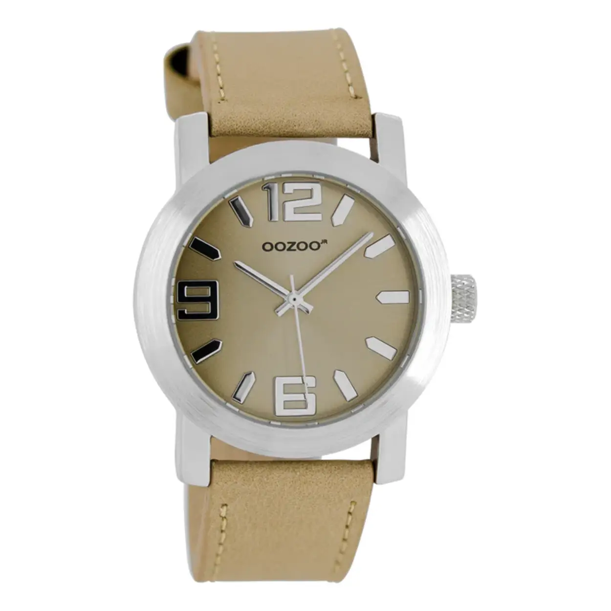 Het perfecte uurwerk voor jongere dragers die een vleugje kleur aan hun stijl willen toevoegen. Dit ronde horloge is ontworpen met een korter gestikt zandleerbandje, waardoor het ideaal is voor kinderen, tieners of mensen met kleinere polsen. Of je nu op zoek bent naar een leuk accessoire om toe te voegen aan je dagelijkse garderobe of een statement-stuk voor een speciale gelegenheid, dit speelse exemplaar met zijn zilverkleurige metalen horlogekast van 38 mm, zandkleurige wijzerplaat, zilverkleurige strepen en cijfers en bijpassende wijzers heeft heb je gedekt. Dit horloge heeft een mineraalglas, roestvrijstalen achterplaat en is nikkelveilig.