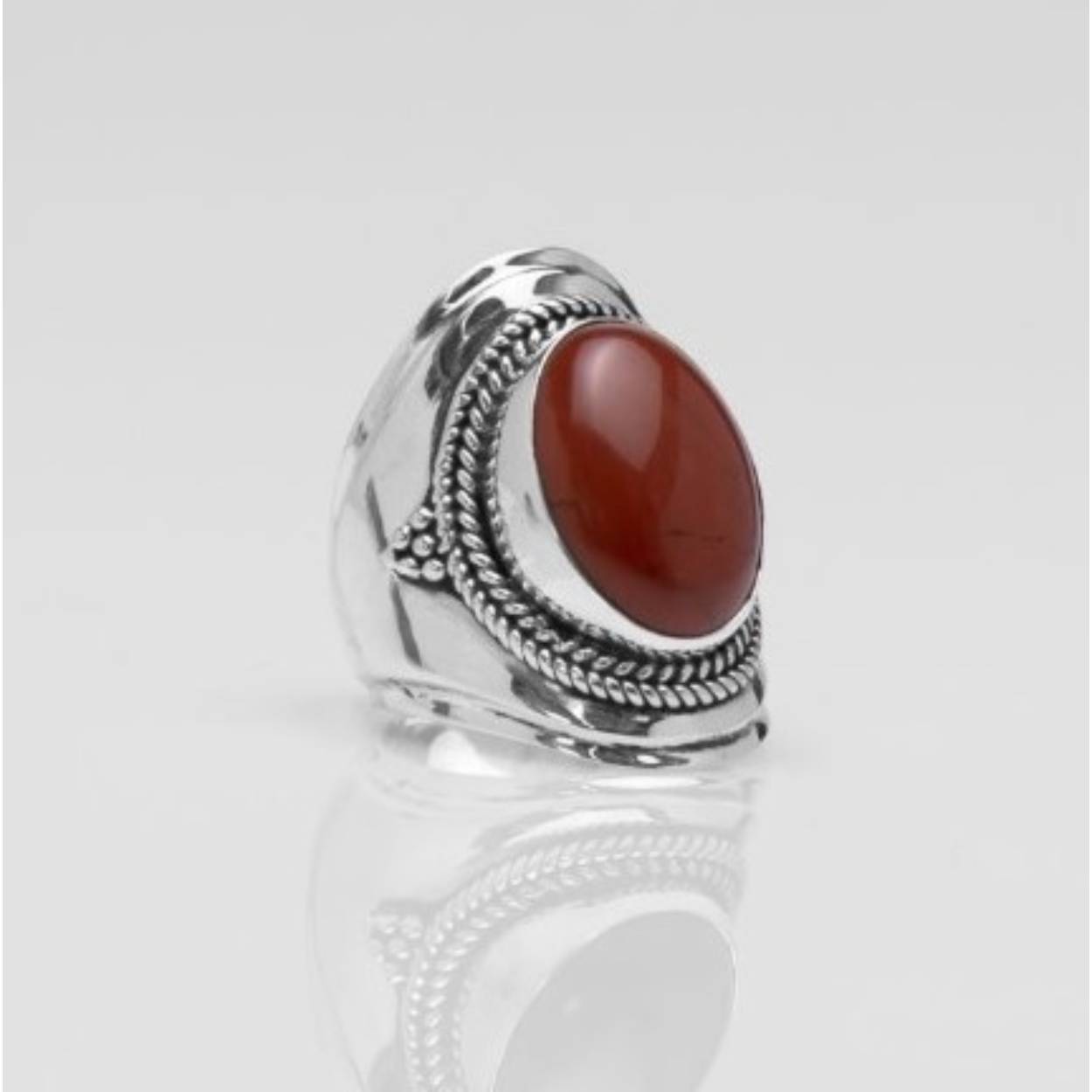 Deze Ymala ring is met veel passie ontworpen door Bas Verdonk en vervaardigd op Bali. De handgemaakte ring bestaat volledig uit 925 zilver met een gezette rode jaspis edelsteen. Deze edelsteen is rood van kleur.