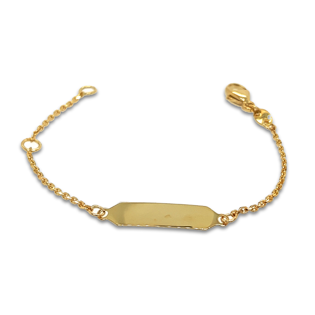 Deze 14-karaats geel gouden plaatarmband heeft een erg fijne uitstraling. De bovenzijde van de graveerplaat is glad gepolijst. Het armbandje is verstelbaar van 11cm tot 13cm.