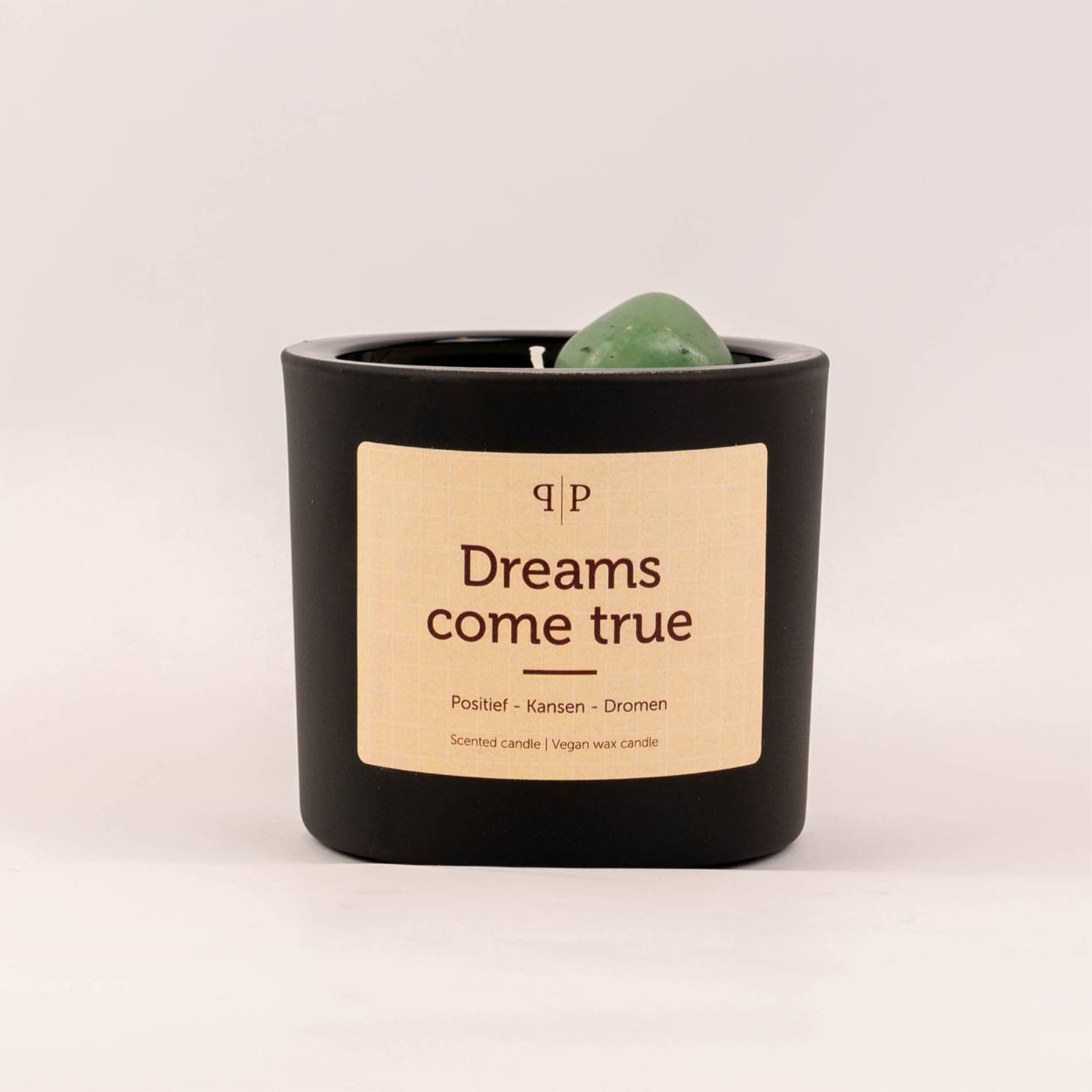 Dromen over morgen of over-overmorgen. Wie droomt, die leeft!
De Dreams come true geurkaars is gevuld met citrien, amazoniet, bronziet en groene kwarts. De stenen ondersteunen bij het realiseren van je dromen. Ze openen je voor nieuwe kansen en positieve mogelijkheden die al om je heen aanwezig zijn.

Onze kaarsen zijn gemaakt van 100% koolzaadwax en hebben een brandduur van 35 uur.

Geur: Cinnamon spice
Top notes: Lemon, Fruity
Heart notes: Cinnamon, Clove, Floral
Base notes: Warm Vanilla