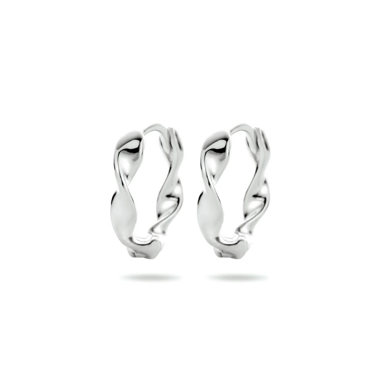 Gerhodineerd 925 zilveren klapoorringen. De klapoorringen hebben een afmeting van 13.5x2.5mm
