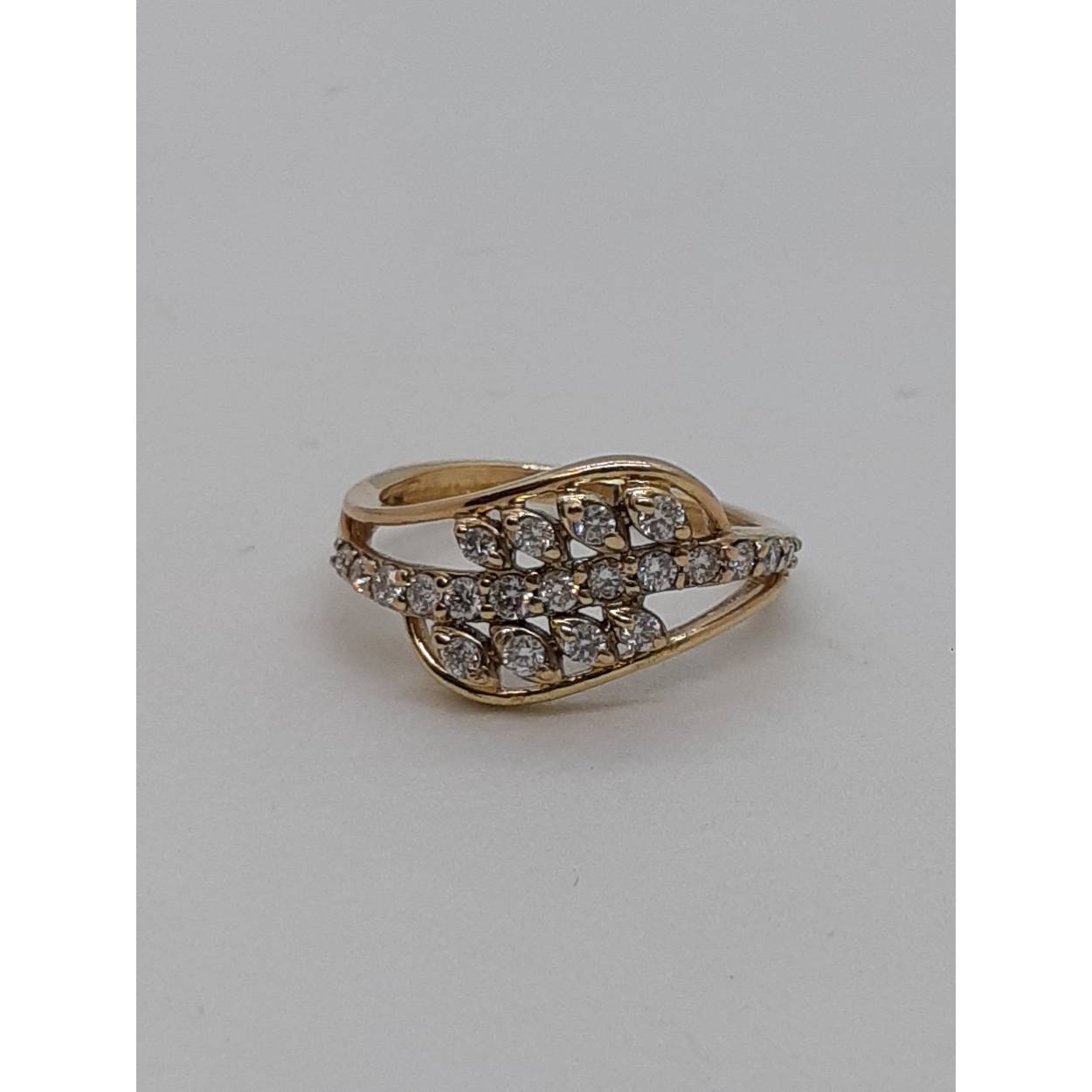 De diamant ring modelnummer BREA-0002767 bevat een 0.33 ct diamant met H (White Wesselton) kleur en SI1 zuiverheid. Gemaakt van 18kt goud, bevat het 21 ronde diamanten en is het van goudkleurig materiaal. Perfect voor alledaagse elegantie of speciale gelegenheden. Draag op maat 54 voor de beste pasvorm. Een tijdloos sieraad.