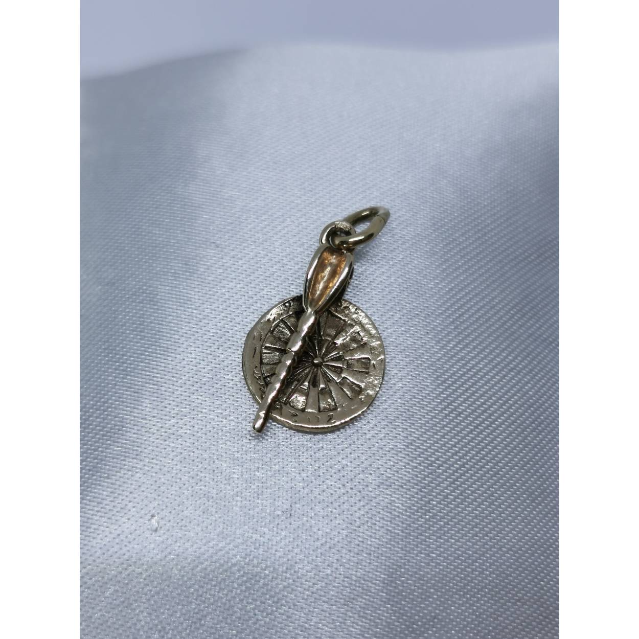 14 Karaat geel gouden hanger/bedel in de vorm van een dartbard met dartpijl. Leuk te combineren met een collier uit onze brede assortiment!