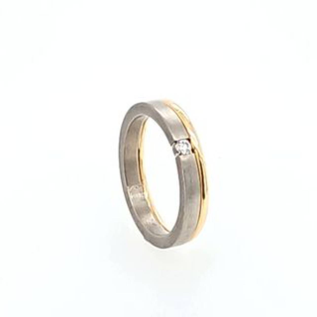 titanium ring met gouddraad en diamant 0,05