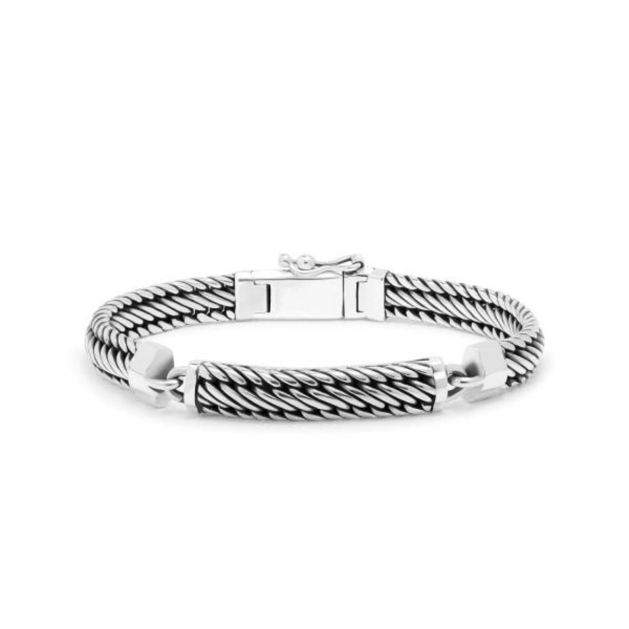 Ontdek de tijdloze elegantie van dit zilveren armbandje van SILK. Het fijne ontwerp bestaat uit zorgvuldig in elkaar gevlochten draden met een Franse Gourmet structuur, waardoor het armbandje zich moeiteloos om de pols vormt. Met een breedte van 8 mm en een graveerbare plaat straalt deze armband stijl en subtiliteit uit. Personaliseer de binnenkant van het plaatje en creëer een uniek en dierbaar sieraad. Verpakt in een luxe geschenkverpakking, is dit armbandje niet alleen een prachtige toevoeging aan je collectie, maar ook een betekenisvol cadeau voor speciale momenten.