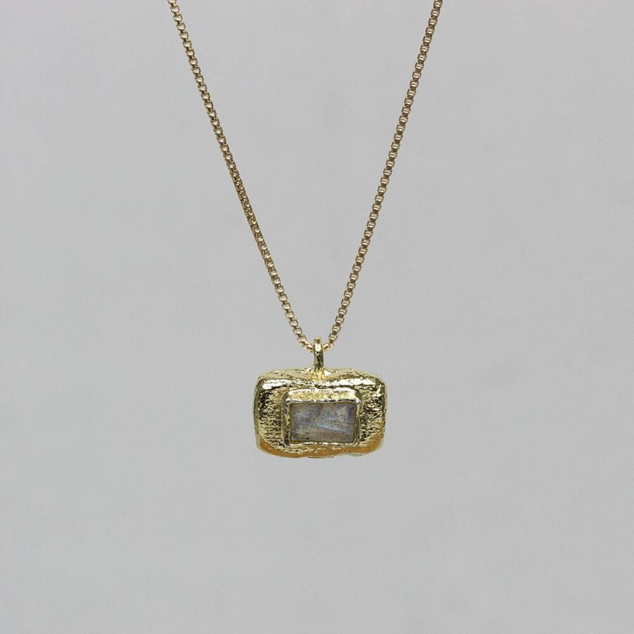Collier met hanger gemaakt van zilver veguld. In de hanger zit een facet van Labradoriet. Het collier is verstelbaar waardoor je hem ook op een andere lengte kunt dragen.