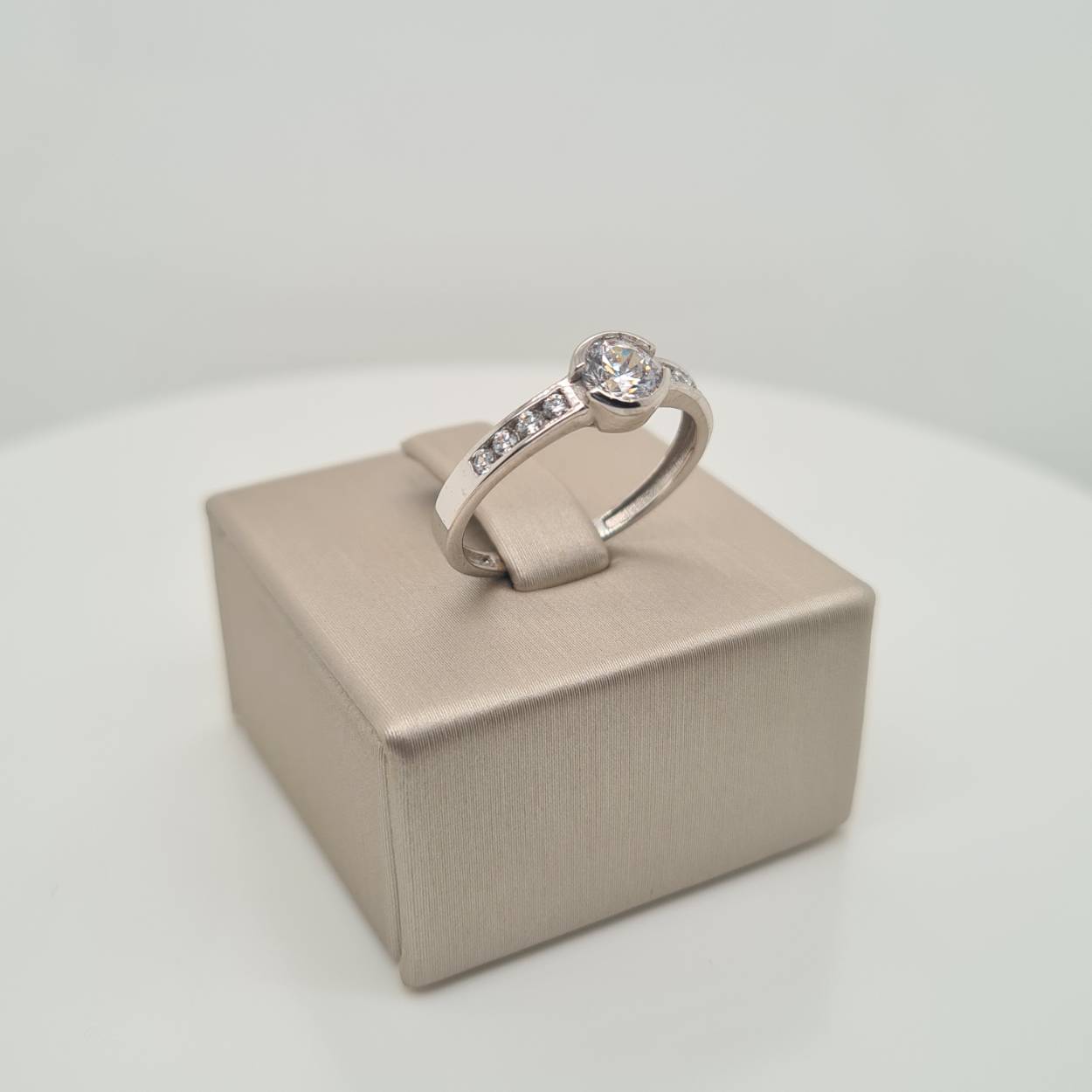 Deze prachtige witgouden ring is bezet met zirkonia. De maat van de ring is 54. 