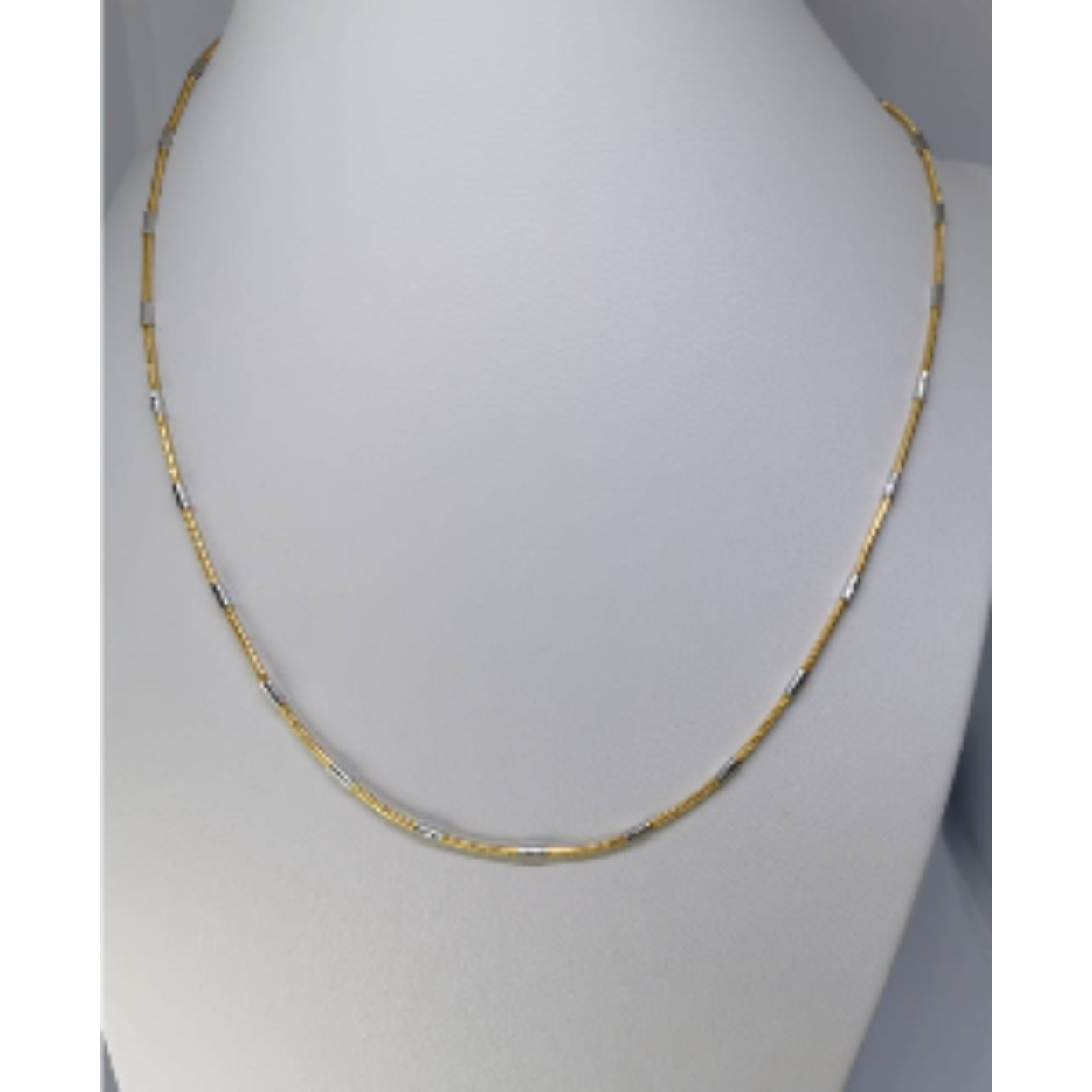 Slangenketting

De slangenketting bestaat uit gladde ronde platen of ringen met een lichte buiging in het midden. Ze zijn nauw met elkaar verbonden om zo een doorlopende flexibele buis te vormen met een licht zigzageffect, die doet denken aan een slangenhuid. Het heeft een vrijwel gesloten oppervlakteprofiel dat zorgt voor een zeer elegante en flexibele ketting, perfect voor een kettinghanger. 