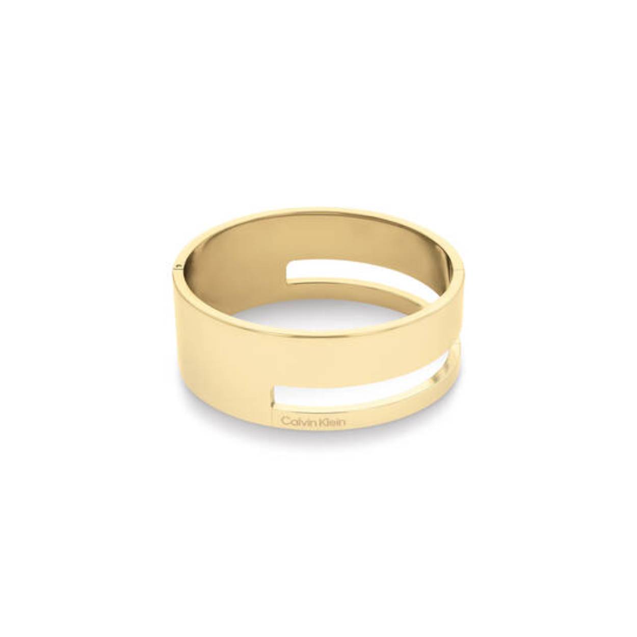 Calvin Klein CJ35000673 Dames Bangle Staal
Deze stalen dames bangle van Calvin Klein met nr CJ35000673 heeft een strak uiterlijk. De goudkleurige stijve armband heeft een uitsparing bovenop, is glimmend en geschikt voor een pols van 17,5cm, met open onderkant is de maat iets aan te passen. Leuk te combineren met andere sieraden uit de serie van Calvin Klein.

OVER CALVIN KLEIN
Calvin Klein is een wereldwijd lifestylemerk dat gewaagde, vooruitstrevende idealen en een verleidelijke, vaak minimalistische, esthetiek nastreeft. Calvin Klein werd groot in de jaren 70 door haar mode- en merkjeans collecties. In de jaren 80 lanceerde Calvin Klein haar spraakmakende ondergoed dat uitdrukkelijk van logo ’s voorzien was. Vanwege het grote succes is het merk ook succesvol uitgerold in Accessoires, Parfums, Home, Brillen, Golf, Horloges en Sieraden.
Sinds de oprichting in 1968 door Calvin Klein, heeft het merk haar reputatie opgebouwd als leider in de Amerikaanse mode, dankzij een cleane esthetiek en innovatieve ontwerpen. Calvin Klein wil haar publiek verleiden en inspireren door middel van provocerende beelden en opvallende ontwerpen die prikkelen. 

SPECIFICATIES:
- Stalen dames bangle
- 17,5cm
- Goudkleurig
- Glimmend