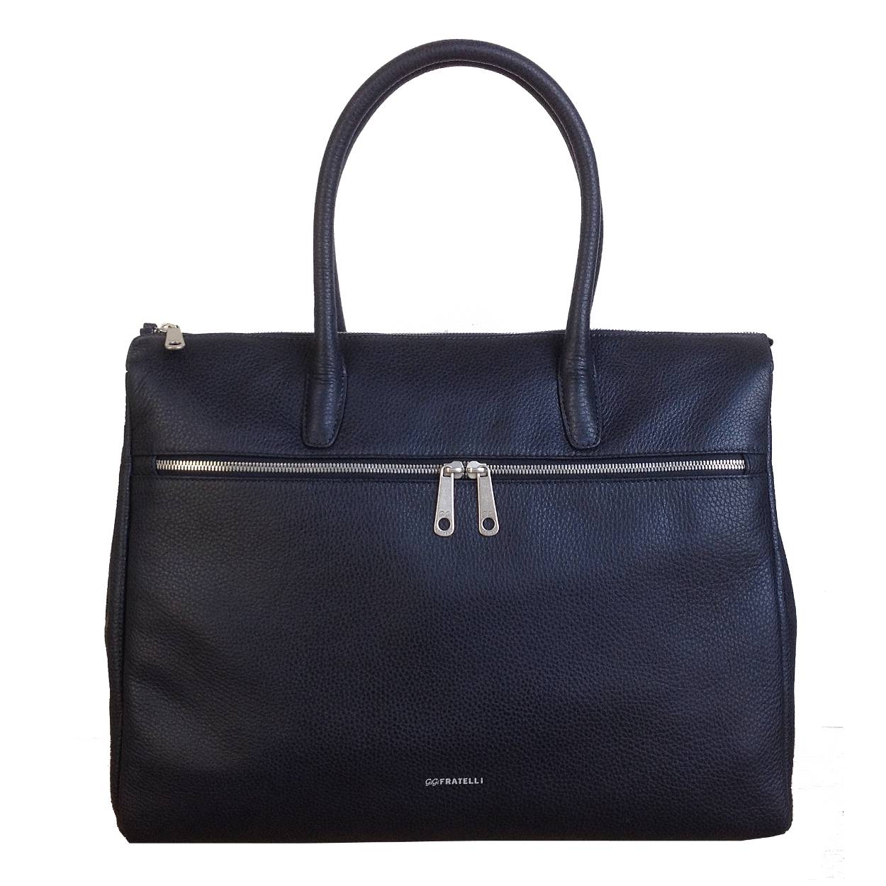 Prachtige elegante business tas ROM8007 van GiGi Fratelli. Voor de hedendaagse vrouw. Zeer elegant. De tas is gemaakt van zacht en soepel leer en is afgewerkt met zilverkleurige details. Geschikt voor een 15,6 inch laptop + iPad vak, voldoende ruimte voor overige zakelijke items. De tas heeft twee stevige handvatten zodat de tas ruim op de schouder te dragen is. De tas heeft als extra een lange verstelbare schouderband. -Twee handvatten -Voorvak met ritssluiting -Hoofdvak met ritssluiting -Rits tussenschot -sleutelkoord -3 creditcard vakjes -4 pennenlussen -2 insteek vakken - 15,6 inch laptop vak - iPad vak Achtervak met ritssluiting Verstelbare en afneembare schouderband 1 jaar garantie Lederzaak.nl is officieel dealer van Gigi Fratelli.