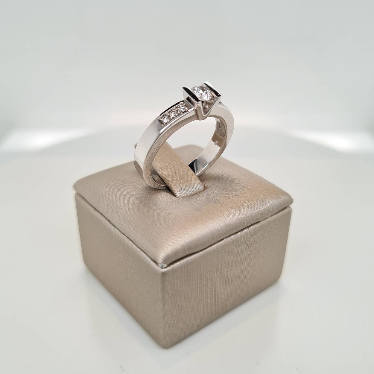 Prachtige 14krt witgouden ring met diamant 0,40crt H SI. De maat van de ring is 57 (18). Heeft u een andere maat neem dan gerust contact met ons op.