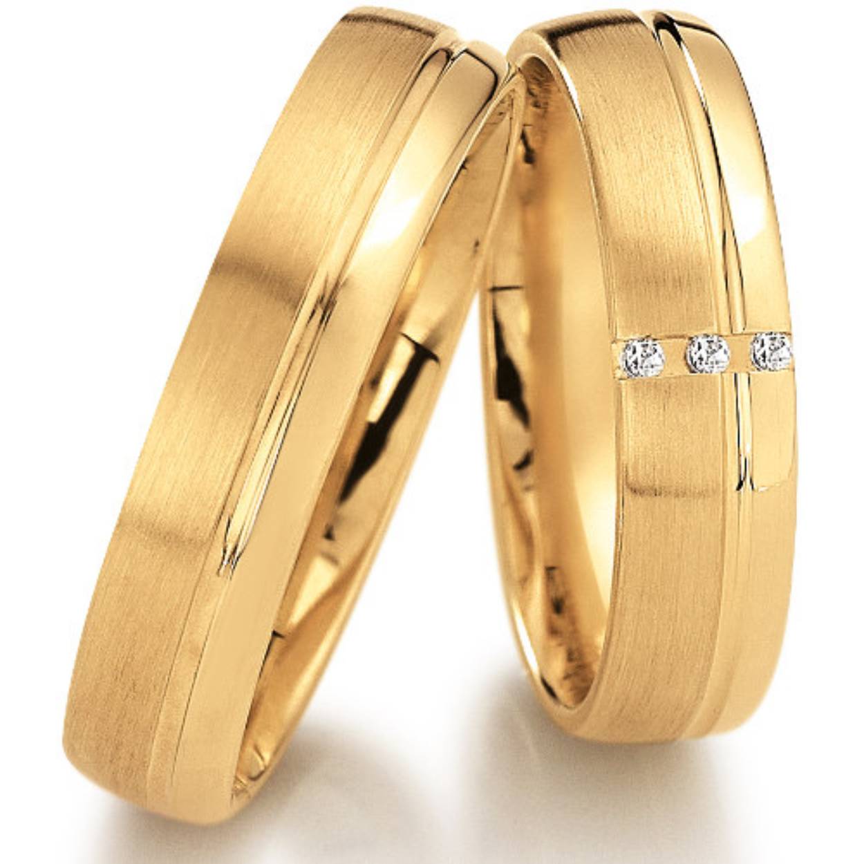 geelgouden trouwringen, mat/glimmend. 5 mm breed. De damesring is gezet met totaal 0.024crt briljant
prijs is op aanvraag