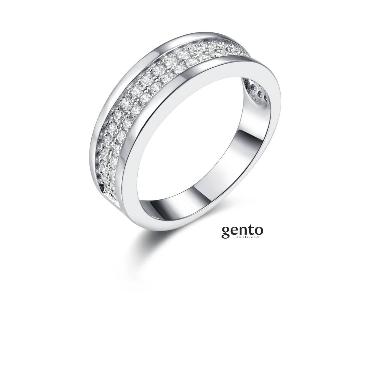 Zilveren ring met zirkonium steentjes.
Maat 54 