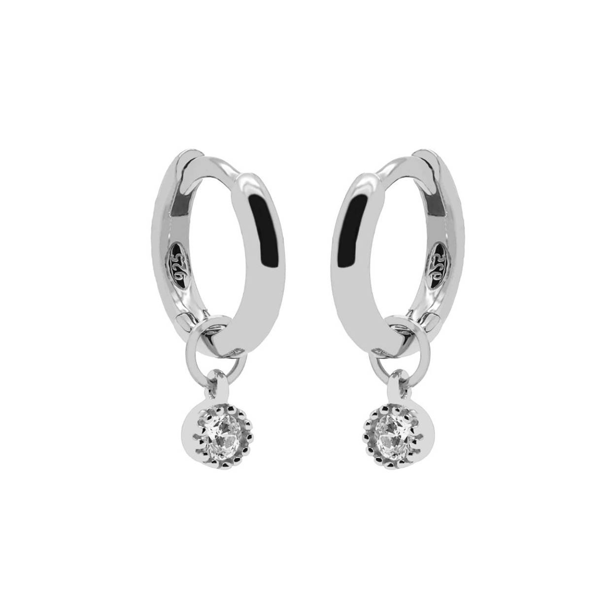 De Karma Hinged Hoops Symbols Dotty Zirconia Zilver 12MM, modelnummer A66S, zijn stijlvolle creolen gemaakt van zilver en nikkelvrij. Ideaal voor dagelijks gebruik en speciale gelegenheden. Combineer ze met andere zilveren sieraden voor een verfijnde look. Deze oorringen zijn perfect om een subtiele, maar elegante verklaring te maken. Voeg toe aan je collectie voor een tijdloos accent.