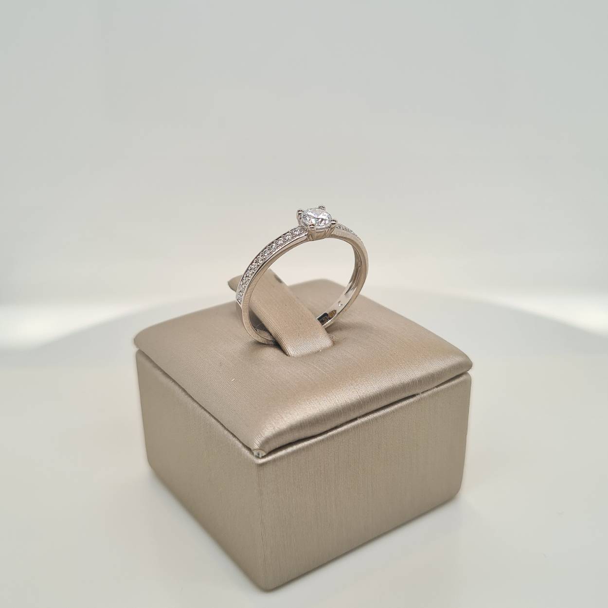 Prachtige 14 karaat witgouden ring met zirkonia. 