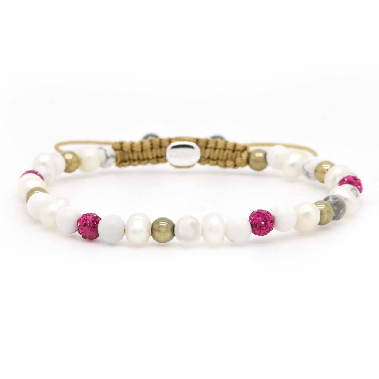 Prachtige, handgeknoopte armband van Karma. Afgewerkt met verfijnde beads van natuursteen en kristallen.

