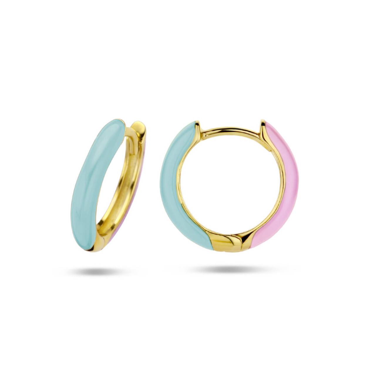 Zilver vergulde klapoorringen. De oorringen zijn 2-zijdig gekleurd in turquoise en lila emaille waardoor je ze op 2 manieren kunt dragen. Met een afmeting van 15x2.5mm. Geen garantie op de plating.