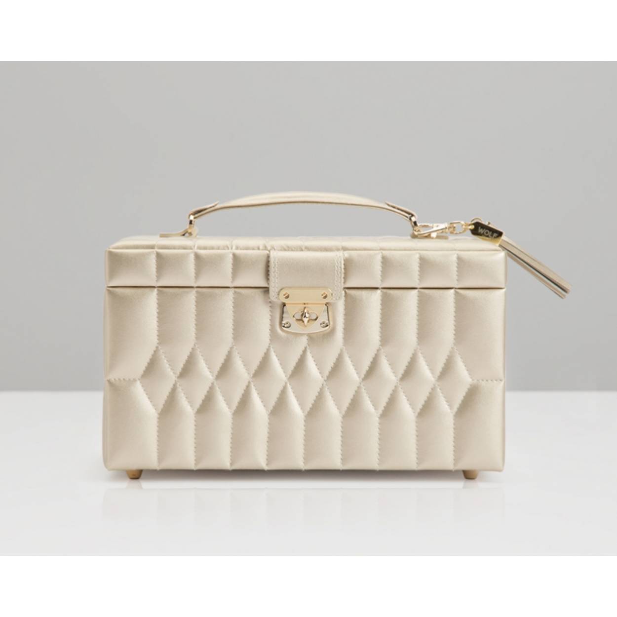 De Caroline Medium Jewelry Case, een tijdloze klassieker met elegante zachte lijnen van de jaren ’50, soepel diamant gewatteerd leer geaccentueerd met gouden hardware. Deze verfijnde etui is het perfecte huis voor uw kostbare sieraden en erfstukken. De case is verkrijgbaar in vier verschillende kleuren en verschillende groottes.

Maat: 28.2cm L X 22cm W X 18cm H.
