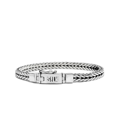De zilveren SILK Chevron 312 armband heeft een vierkant gevlochten structuur met een kleine bakslot sluiting. Combineer met je horloge of stapel een aantal armbandjes naast elkaar. De armband wordt in een mooie luxe geschenkverpakking verpakt. Alle SILK sieraden zijn massief en handgemaakt uit 925 sterling zilver.