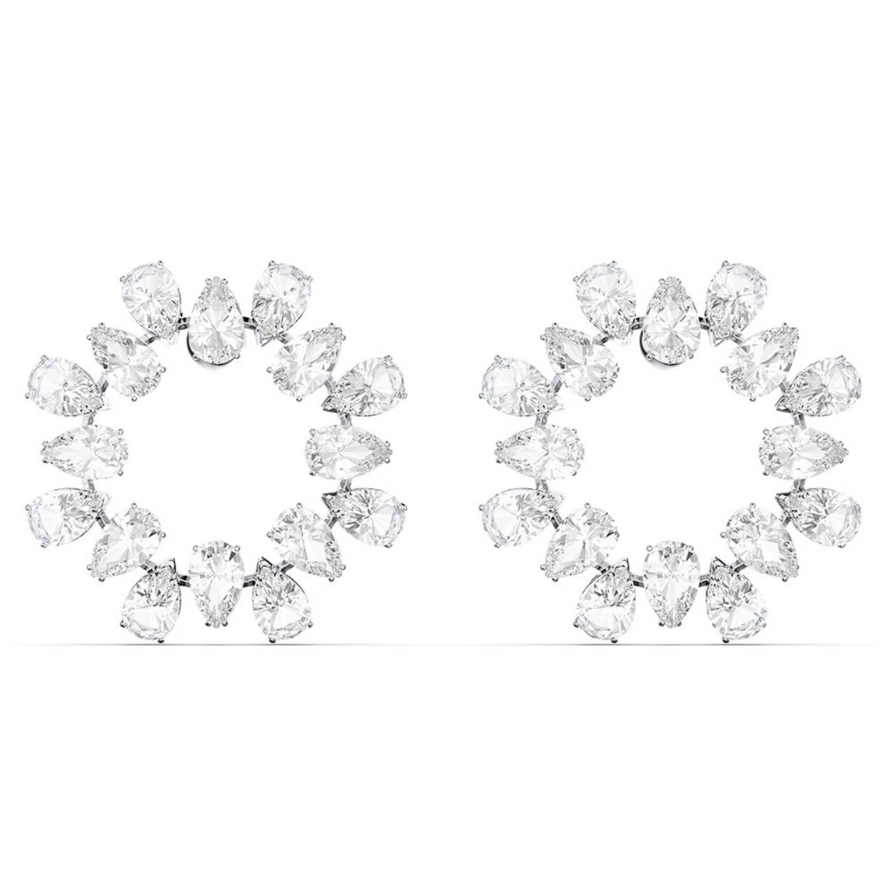 Deze opvallende en schitterende oorstekers zijn op kunstzinnige wijze vervaardigd uit heldere kristallen met een Pear-slijpvorm en afgewerkt met een zetting met rhodium plating. Deze kristallen oorsieraden, die gedragen kunnen worden met blote schouders, passen perfect bij colliers uit de Millenia-lijn voor een schitterende look of afzonderlijk bij een eenvoudig zwart T-shirt met V-hals ter contrast. Deze oorstekers maken onderdeel uit van de Millenia-lijn en zijn ontworpen door Creative Director Giovanna Engelbert voor Collection I.

Collectie:  Millenia
Kleur:  Wit
Lengte: 3.5 cm
Materiaal:  Rodium-verguld
Gewicht (individueel product):  2.8 g