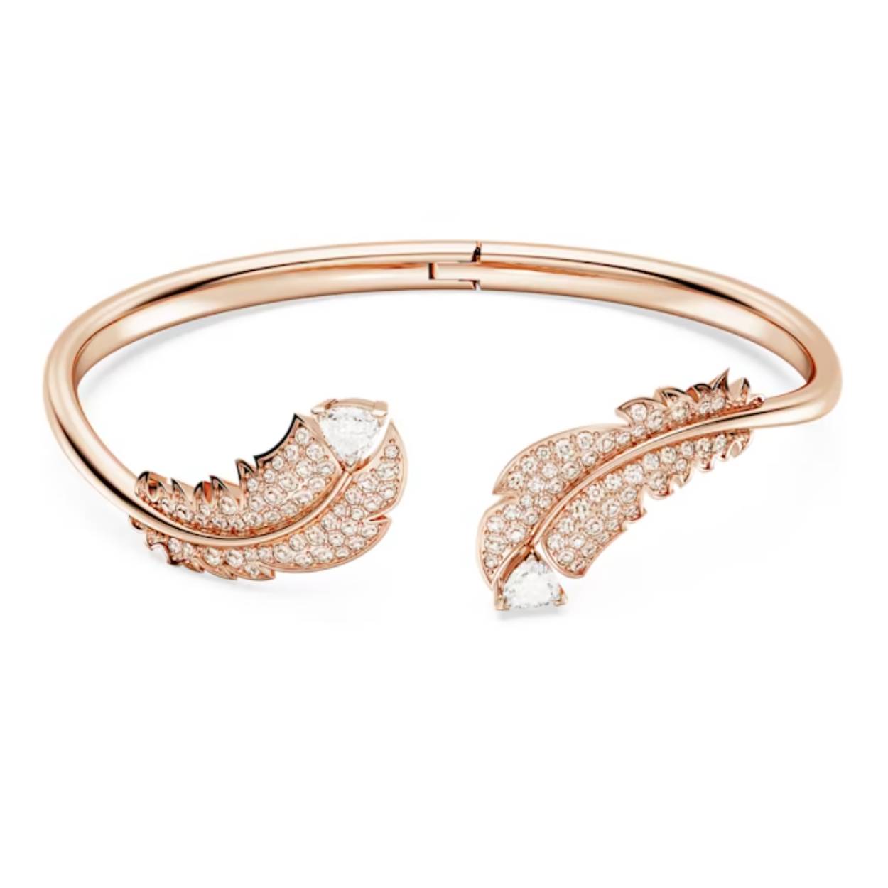 Deze prachtige interpretatie van een veer kan het focuspunt van elke look worden. De armband met scharniersluiting is vakkundig vervaardigd met een roségoudkleurige toplaag, glanzend roze kristalpavé en Swarovski steen, en geeft uw pols een schitterend accent. Combineer de armband met andere sieraden met een roségoudkleurige toplaag en experimenteer met uw stijl.

