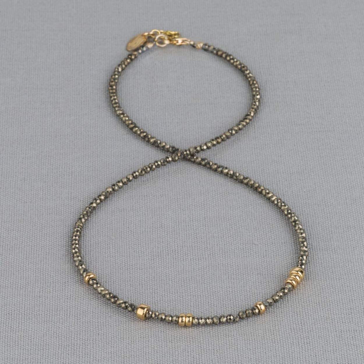 Collier gemaakt van Goldfilled bolletjes en Pyriet. Deze edelsteen beschermt en beweegt vooruit. Deze steen beschermt je tegen negatieve energie. Combineer met de andere sieraden van Jéh Jewels.