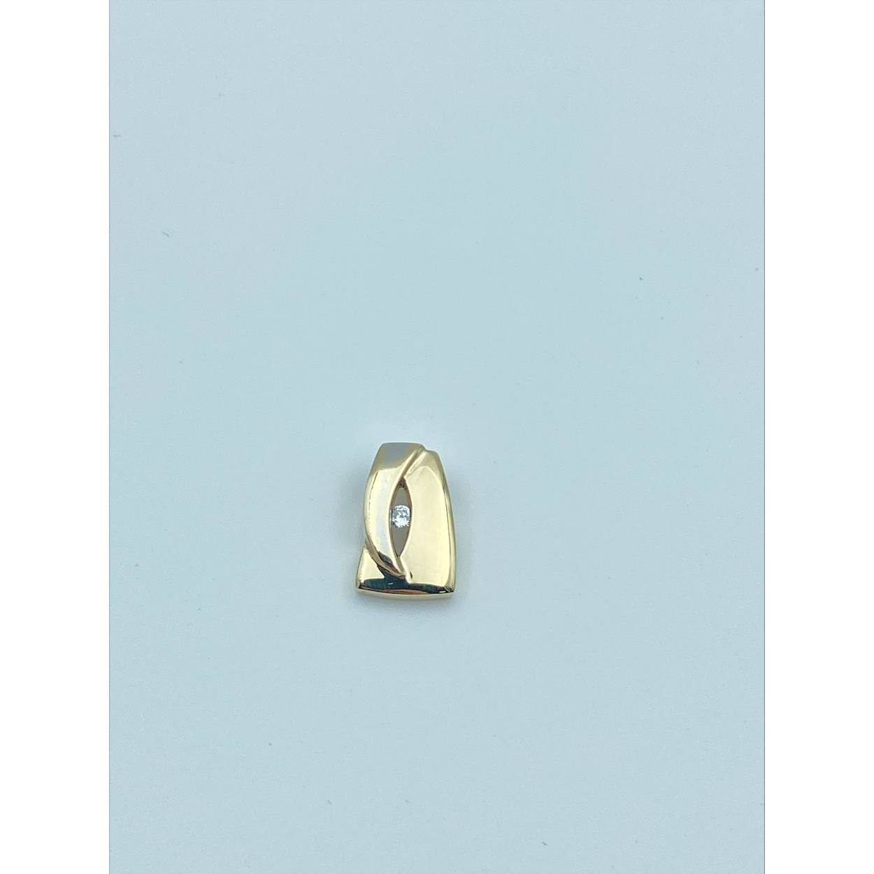 Geel gouden hanger met briljant geslepen diamant 1 x 0.03 karaat.
*Prijs is enkel hanger 
