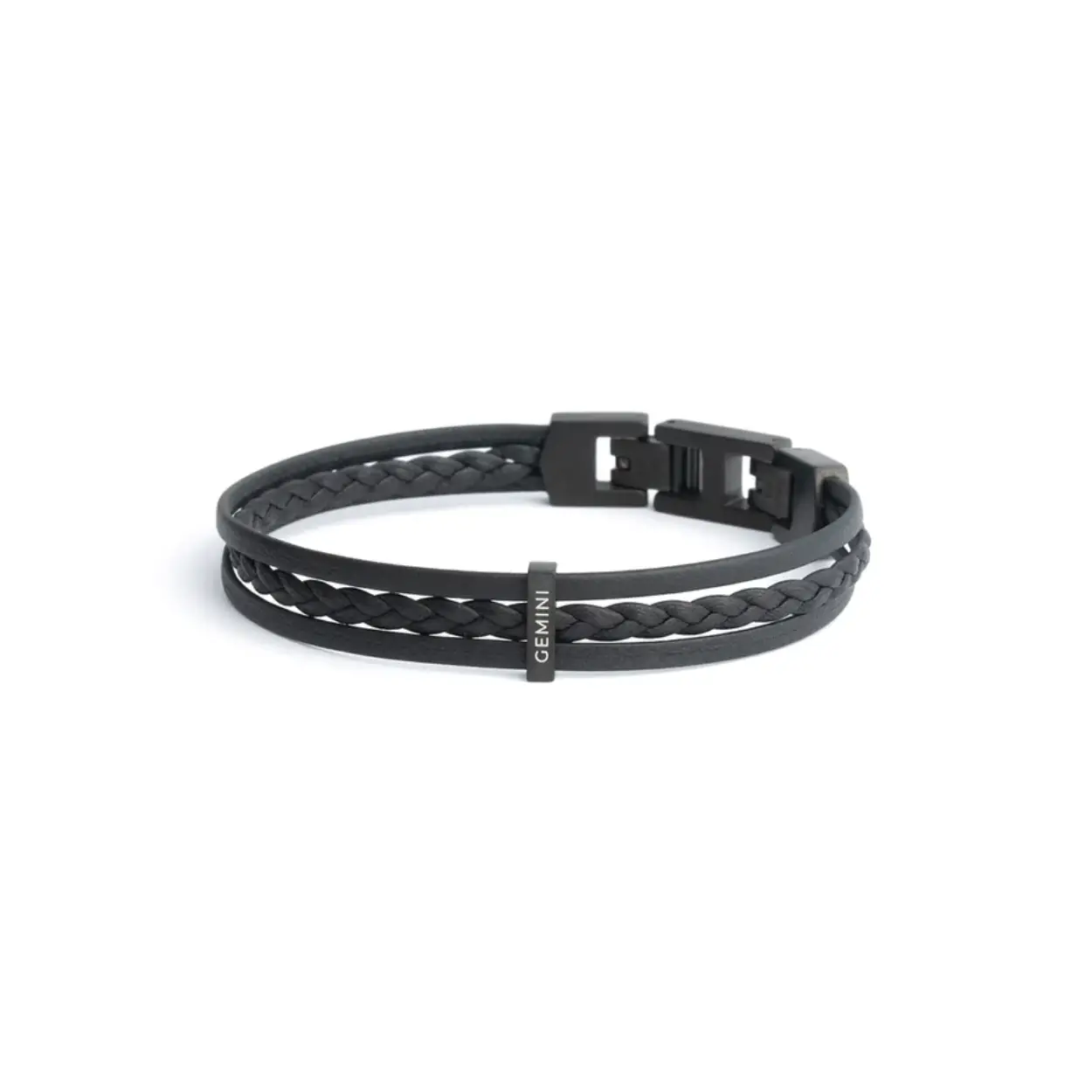 Deze 3 rijig Ter Black armband is volledig gemaakt van hoogwaardig Italiaans nappaleer, afgewerkt met roestvrijstalen elementen. Het Italiaanse leer is ongelooflijk soepel en zacht. Hij is verkrijgbaar in alle maten XXS tot en met XXL.

Italiaans Nappaleer staat wereldwijd bekend om zijn uitzonderlijke kwaliteit en luxueuze uitstraling. “Nappa” verwijst naar een specifiek type zacht leer gemaakt van de huiden van lammeren, geiten of schapen. De zachtheid wordt bereikt via een zorgvuldig looiproces en afwerking, resulterend in leer dat een genot is om aan te raken.

Het looiproces voor Italiaans Nappaleer is een cruciale stap in de productie ervan. Italiaanse leerlooierijen gebruiken vaak plantaardig looien of andere milieuvriendelijke methoden, wat niet alleen de kwaliteit van het leer verbetert, maar ook de milieu-impact vermindert.