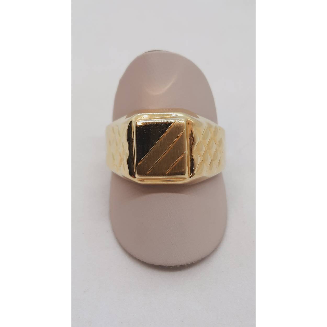 Deze gouden herenring, modelnummer 0004028, is een elegante keuze met een categorie van JUWEEL en type ZEGELRING. Gemaakt van goud met glans, maat 63, en 14-karaats gewicht. Draag deze ring als een statement stuk voor elke gelegenheid; het goudkleurige ontwerp past bij elke outfit en voegt luxe toe. Perfect voor dagelijkse en formele momenten.