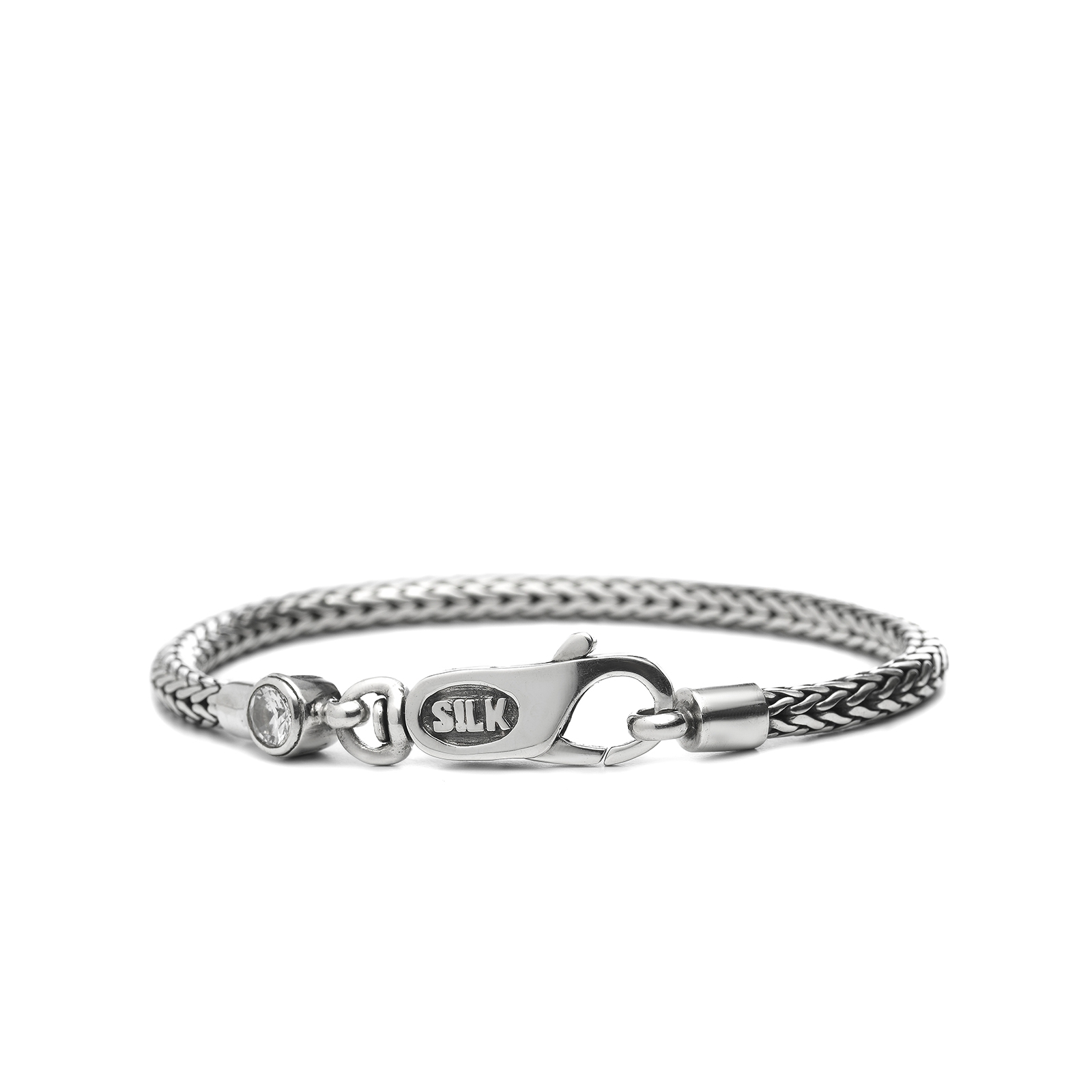 Deze Roots armband heeft een breedte van 4mm en een witte Topaas.
SILK zilver, staat voor een zeer solide kwaliteit. De sieraden worden geproduceerd met immense passie voor de kunst van het zilversmeden en met veel aandacht voor detail. Bijna alle SILK sieraden zijn gemaakt van massief zilver, de sieraden bevatten daardoor veel zilver en voelen dan vaak ook beduidend zwaar aan. Alle sieraden zijn van Sterling Zilver (925) gemaakt en voorzien van de wettelijk geldende keurtekens.