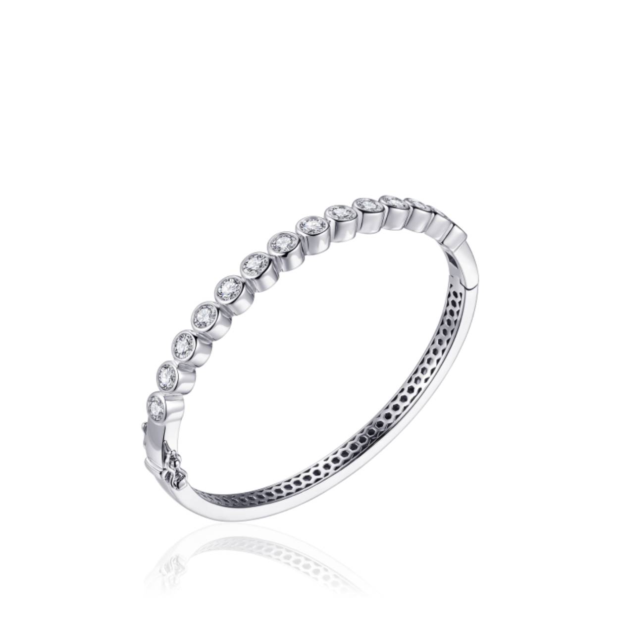 Deze mooie Zilveren vlakke armband met zirkonia's in kastzetting is beschikbaar in de maat 60mm.

Beschikt over scharnier en veiligheidssluiting.