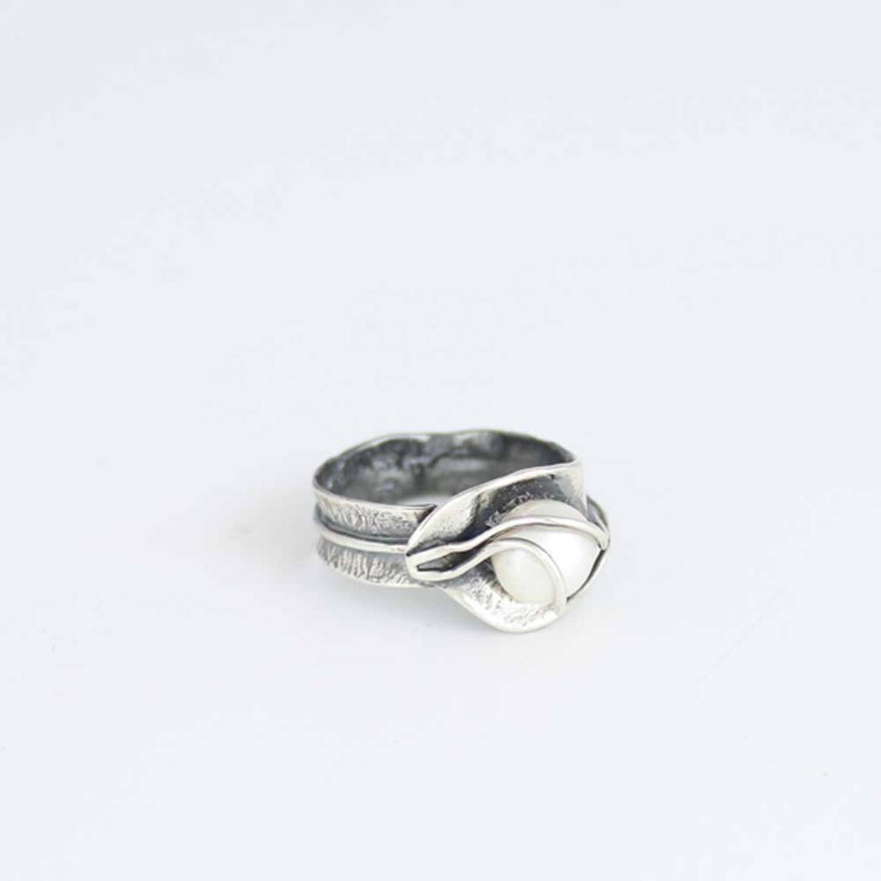 Buttner Schmuck handgemaakte sieraden vervaardigd in een klein atelier uit de Harz, zilveren ring met zoetwater parel. All size.