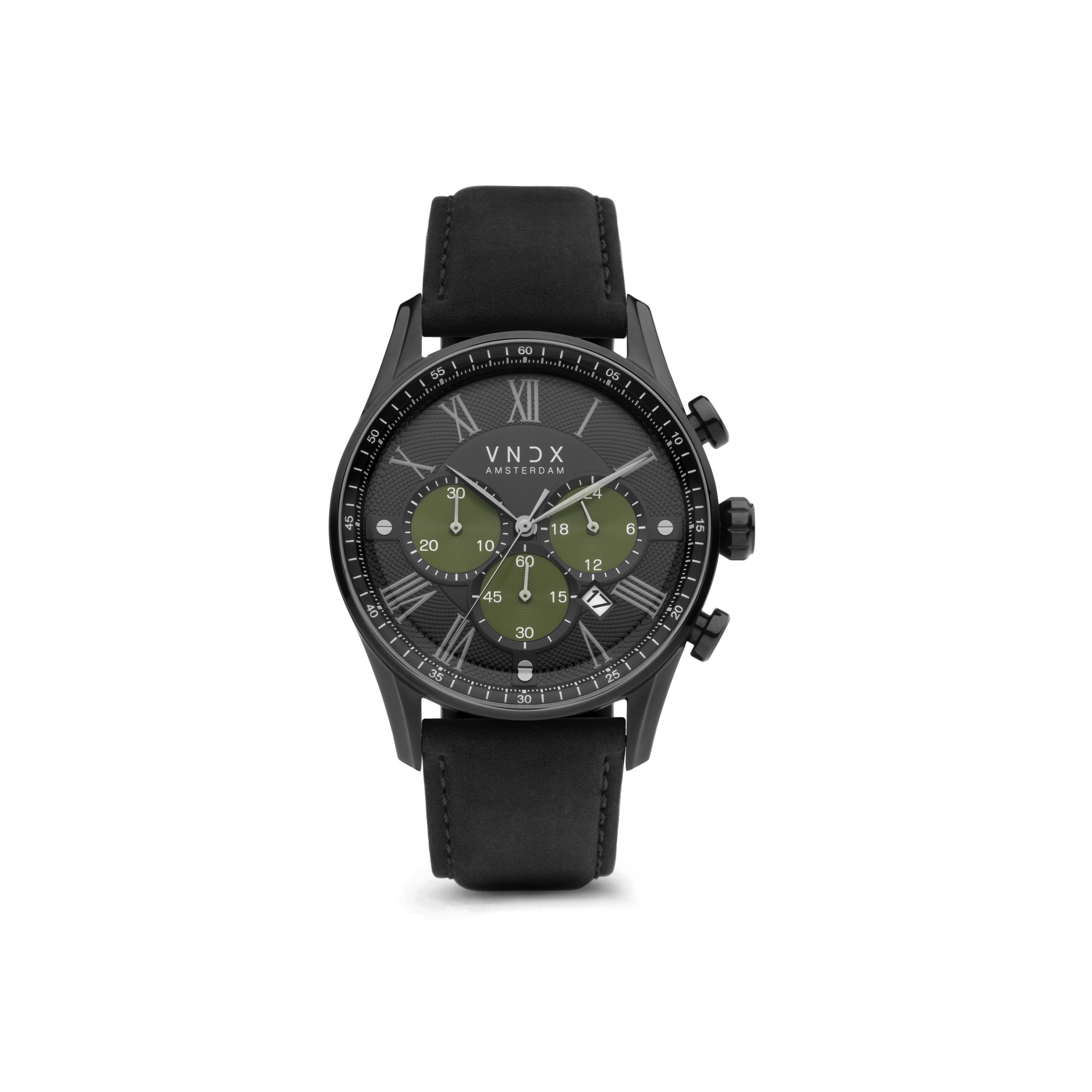 The Chief Groen, een stijlvol en tijdloos horloge voor iedere gelegenheid. De solide zwarte stalen kast is tot in de details gevuld met de wijzerplaat. Met zijn diameter van 45 mm is deze ‘Chief’ voorzien van verschillende functies. Aangedreven door een krachtige chronograaf.

De gevarieerde zwart groene wijzerplaat is voorzien van een stopwatch, een datum aanduiding en een 24-uurs klok. Zo is The Chief net als zijn naam een allrounder. Door zijn tijdloze Romeinse index, straalt de klasse ervan af.

De sterk lederen zwarte band sluit zich perfect aan op de pols, middels de gesp is het horloge eenvoudig op maat te dragen. Zo neem jij samen met The Chief de controle over je leven.

Wandel je eigen weg, sta achter je eigen keuzes en vertrouw dat de tijd zal leren. Het is nooit te laat om je eigen baas te zijn!