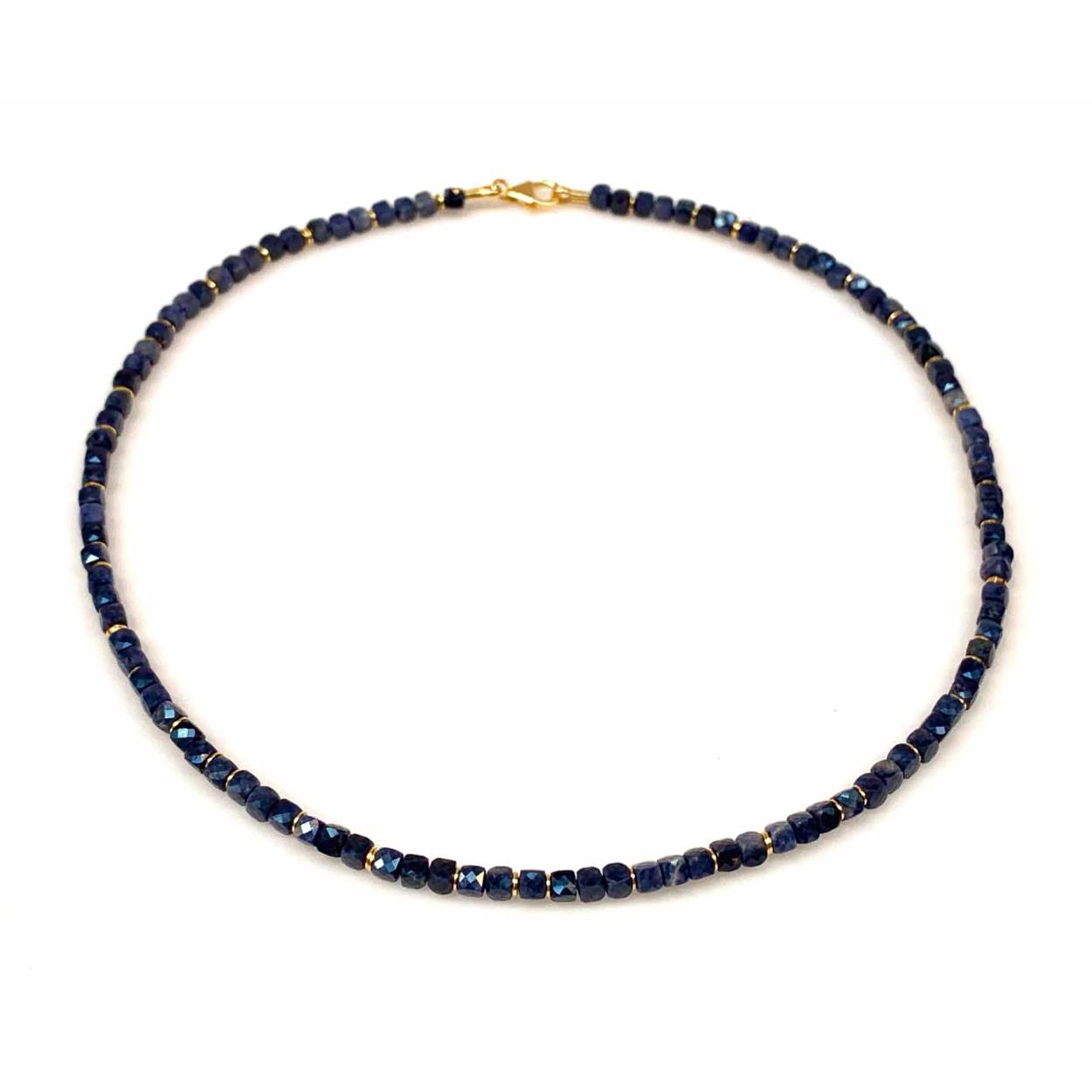 Collier, saffier 4mm blokjes gefacetteerd met zilver verguld