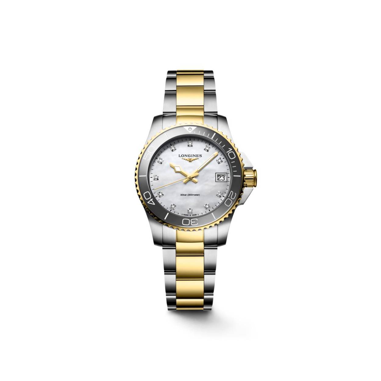 Dit Longines horloge behoort tot de HydroConquest collectie.
Referentienummer: L3.370.3.87.6

De Longines is voorzien van een kaliber L156 uurwerkr. De kast en band zijn gemaakt van roestvrij staal met rosegouden pvd coating. Het horloge heeft een diameter van 32 mm en is getest op een waterdichtheid van 30 ATM / 300 meter. Het horloge is dus perfect geschikt als duikershorloge. De band is gemaakt van roestvrij staal. Dankzij de Super- LumiNova op de wijzers en indexen is het horloge ook in het donker duidelijk af te lezen. Op de witte mother-of-pearl wijzerplaat schitteren 11 top-Wesselton VS-SI diamanten met een totaal van 0.044ct. Het horloge heeft een krasbestendig saffierglas met meerdere lagen anti-reflecterende coating aan beide zijden

