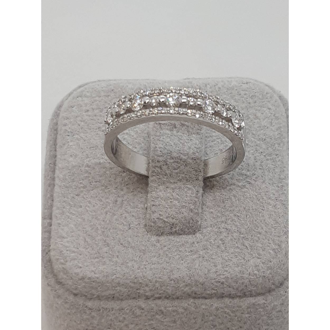 De diamanten ring BREA-0002833 is een verfijnd sieraad, vervaardigd uit 14-karaats witgoud. Met een glansrijk ontwerp bevat het een ronde diamant van 0,378 karaat, kleur F en zuiverheid SI1. Perfect bij elke gelegenheid; draag het solo voor een elegante look of combineer met andere sieraden voor een statement. Geschikt voor maat 54.