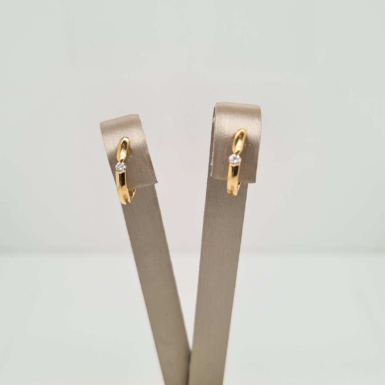 Prachtige 14 karaat gouden oorbellen met diamant, 2-0.06crt H SI. 