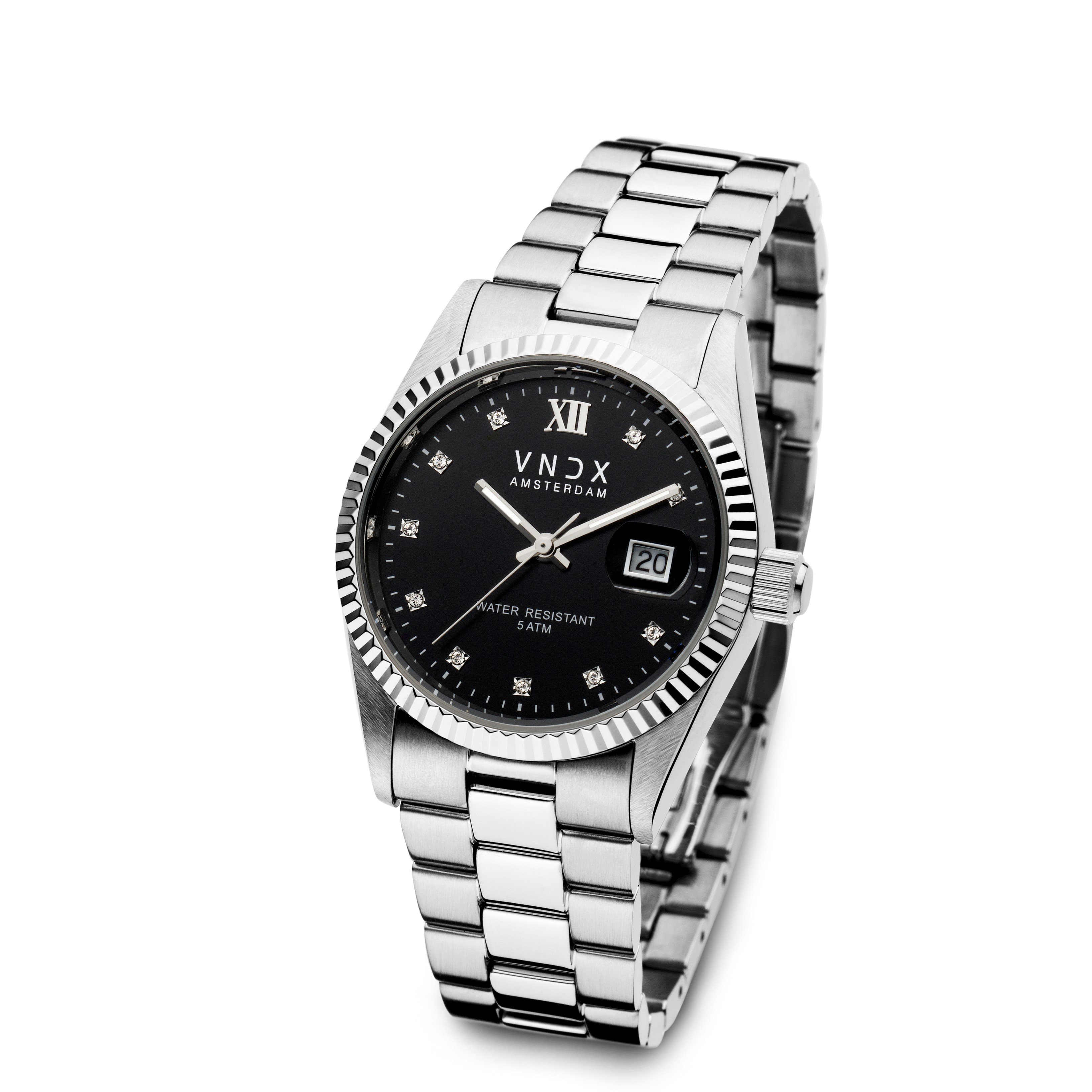 Ga waar je heen wilt, deze Dare Devil zal je brengen. Met dit zilveren horloge met stijlvolle zwarte wijzerplaat ben jij, net als Faya Lourens, klaar om de wereld te veroveren. Voel het stevige staal om je pols, en verwonder je over de fijne Swarovski steentjes. The Devil is in the details, ook met dit horloge. Never too late.