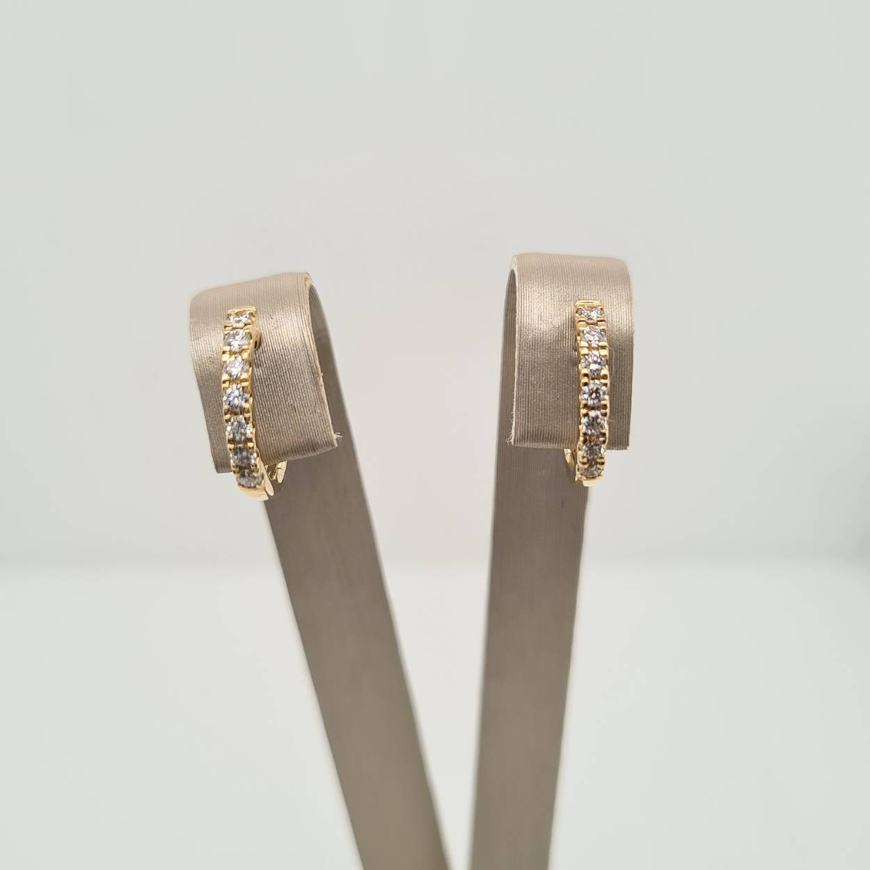 Prachtige 14 karaat gouden oorbellen met diamant, 0.23crt. 