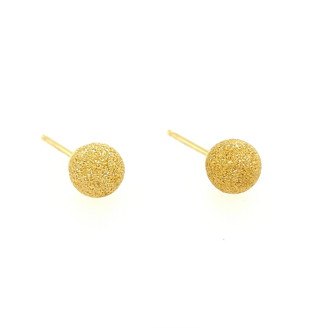 Deze geel gouden oorstekers zijn gemaakt van 14-karaats goud. Bolletjes oorstekers zijn tijdloos en een must have voor elke oorsieraden collectie. De bolletjes zijn gematteerd op een robuuste wijze, dit geeft ze een bijzondere en letterlijk schitterende buitenkant.