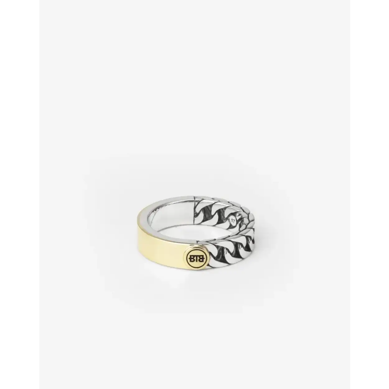 Een mooie aanvulling op de Esther collectie van Buddha to Buddha. Met een mooie Gold Vermeil laag. Gold Vermeil is na solid goud een van meest duurzame methoden voor het produceren van goudkleurige sieraden. Gold vemeil sieraden bestaan volledig uit edelmetaal: de kern is altijd gemaakt van 925 sterling zilver en het is wettelijk verplicht een goudlaag toe te passen van minimaal 2.5 micron. Deze plating is tot wel 5x dikker dan reguliere gold plated items. Buddha to Buddha zal de Gold Vermeil collectie uitbrengen met een plating van 3.0 micron, om zo de juiste prijs-kwaliteit te bieden. Gold vermeil is hypoallergeen en hierdoor geschikt voor alle huidtypes.